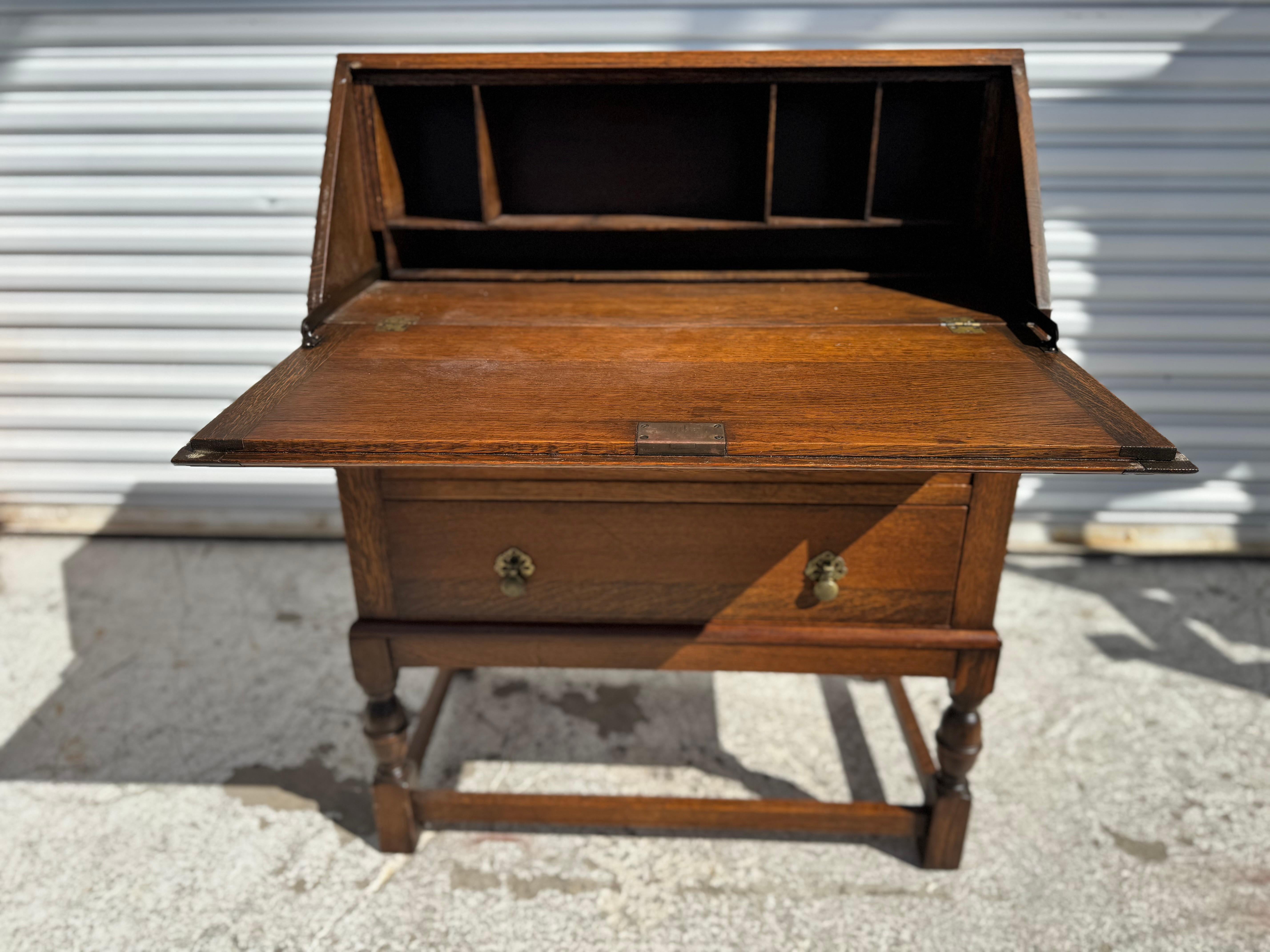 1940's English Oak Drop Front Sekretär (Mitte des 20. Jahrhunderts) im Angebot