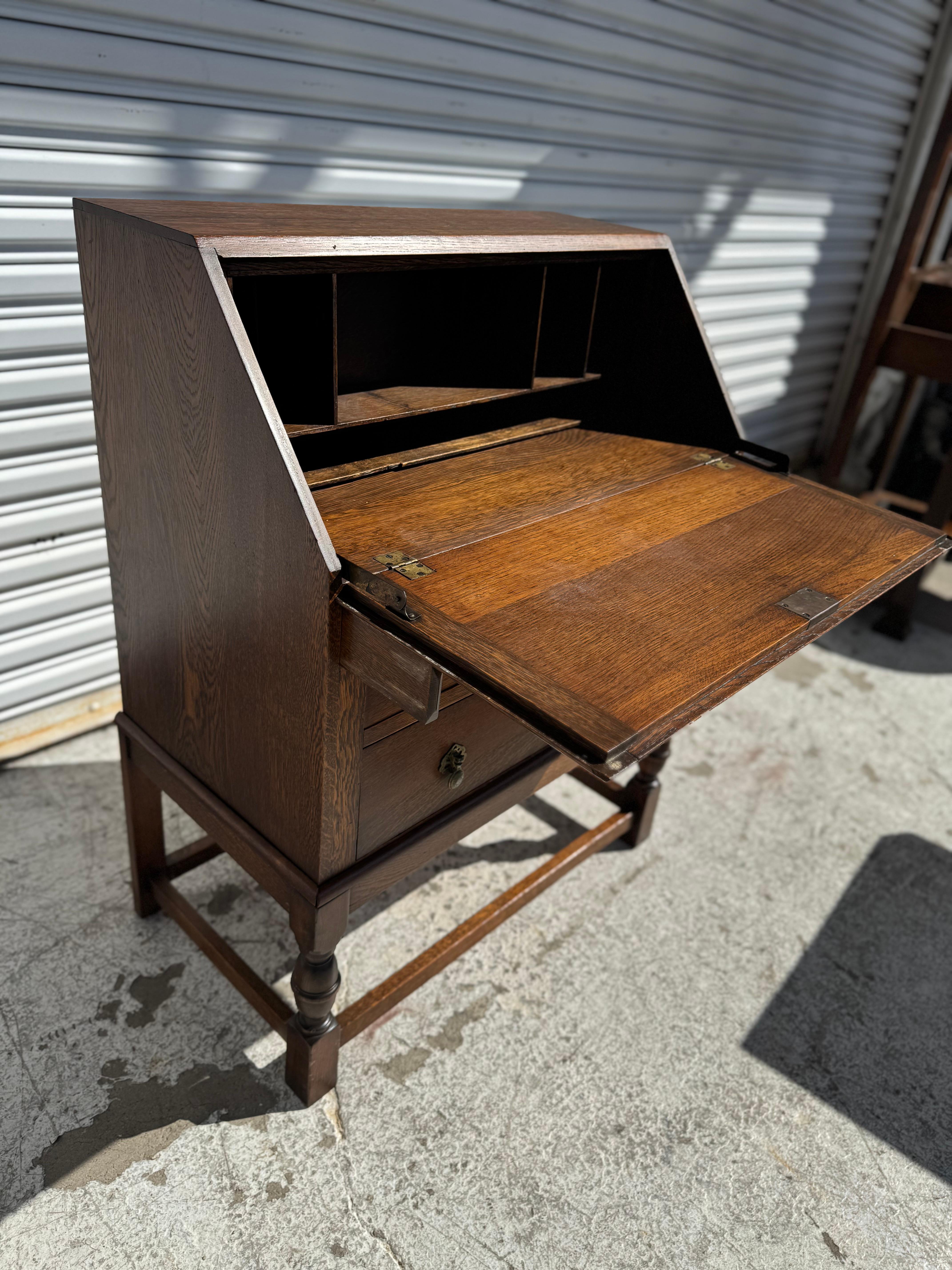 1940's English Oak Drop Front Sekretär im Angebot 1