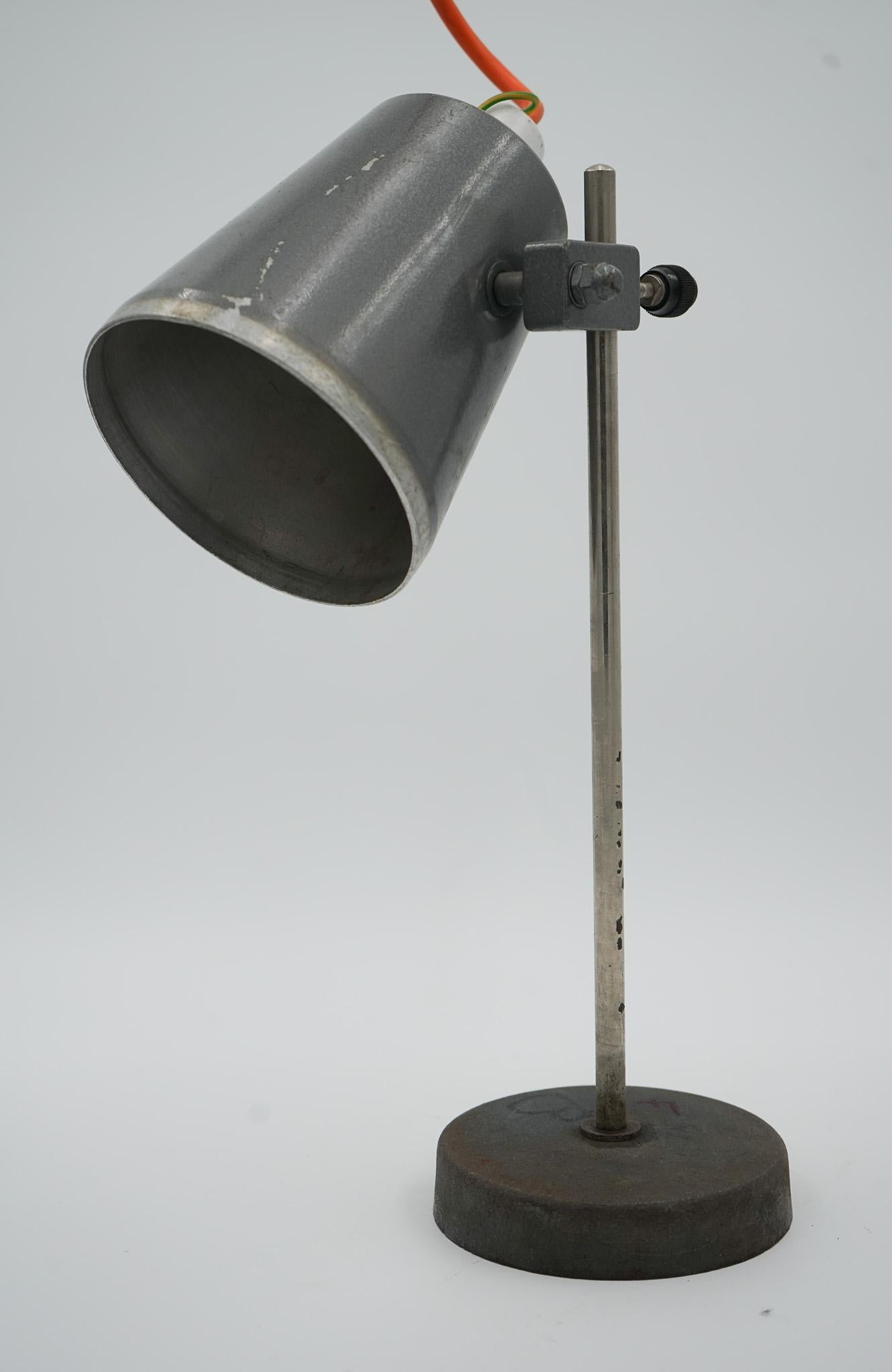 
Nous sommes ravis d'offrir à la vente cette lampe d'école de laboratoire anglaise des années 1940, qui est une pièce remarquable.

 Cette lampe met en valeur le charme et le design industriel de son époque. La lampe présente une patine naturelle
