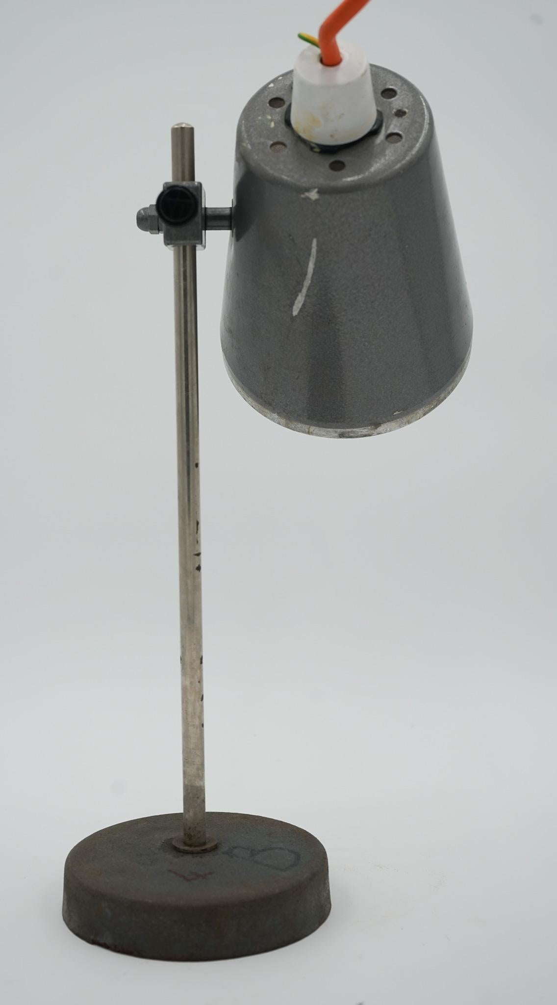Table d'École D'LABORATORY ENGLISH SALVAGED des années 1940 ADJUSTABLE LiGHT 001 Bon état - En vente à Pulborough, GB