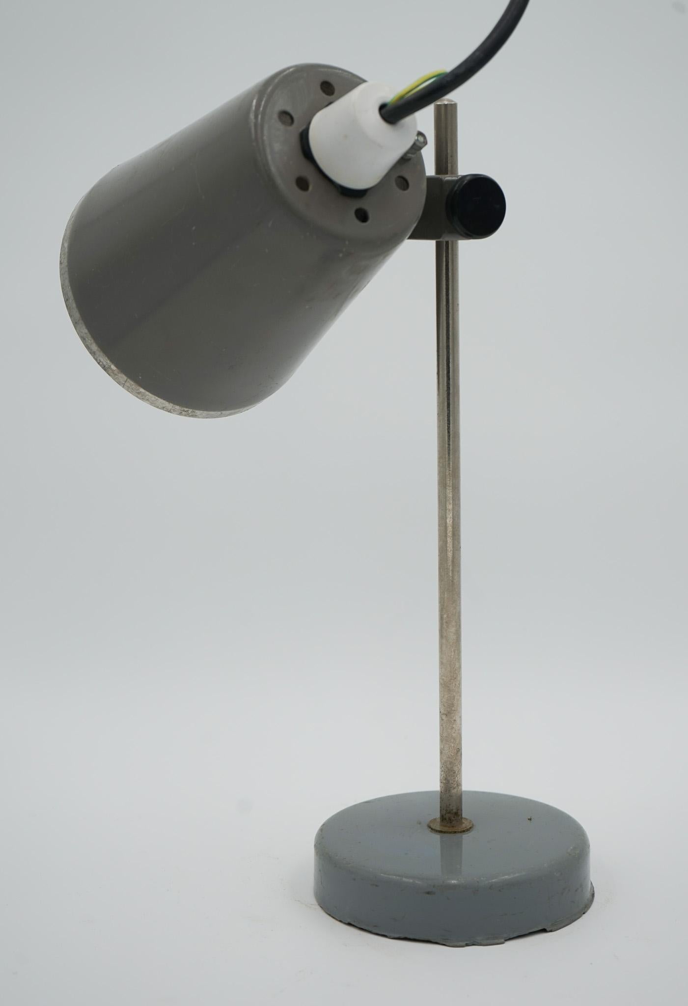 1940'S ENGLISH SALVAGED LABORATORY SCHOOL TABLE ADJUSTABLE LiGHT 002 In Good Condition For Sale In Pulborough, GB