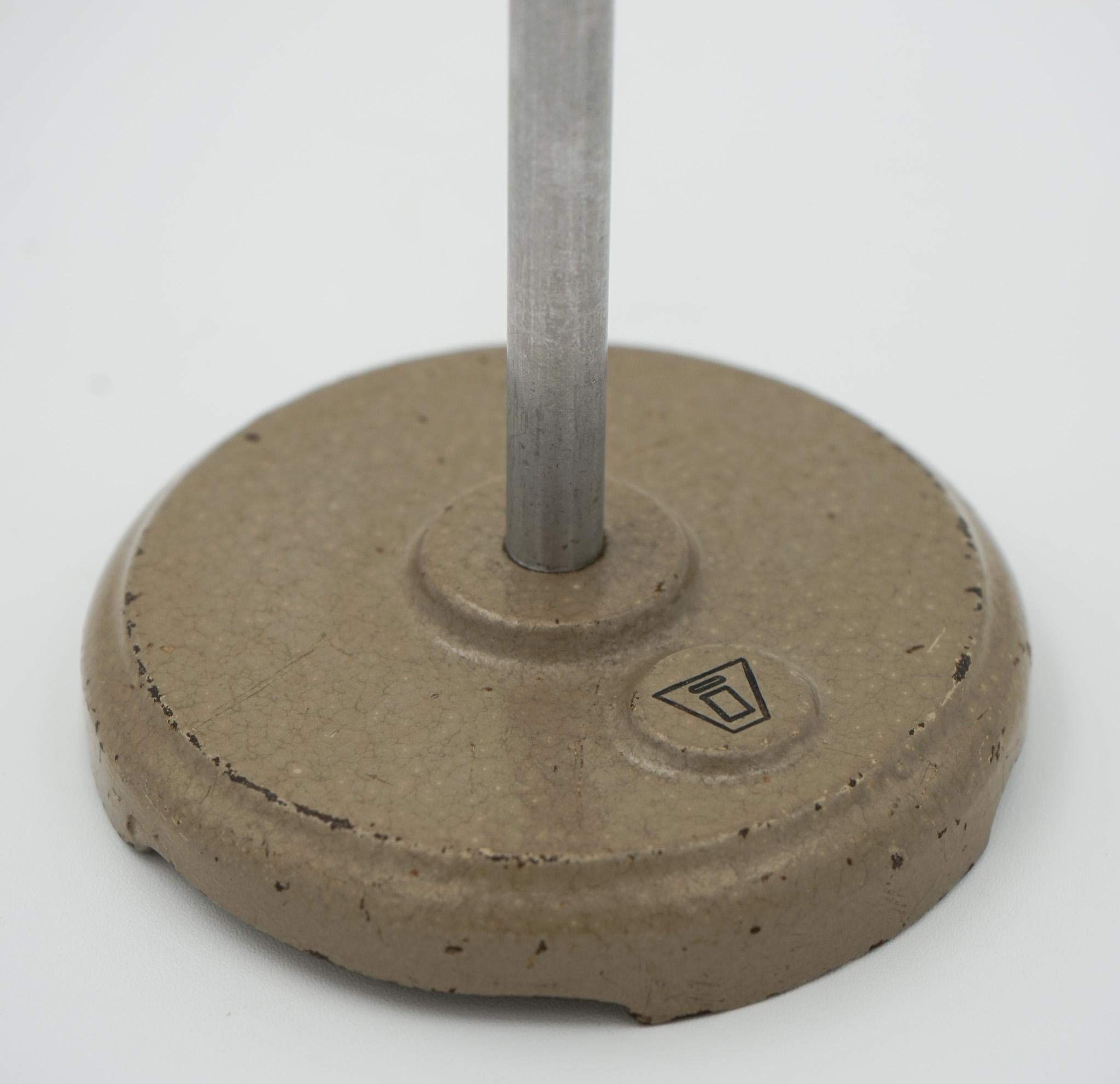 1940'S ENGLISH SALVAGED LABORATORY SCHOOL TABLE LAMP ADJUSTABLE LiGHT 003 For Sale 3