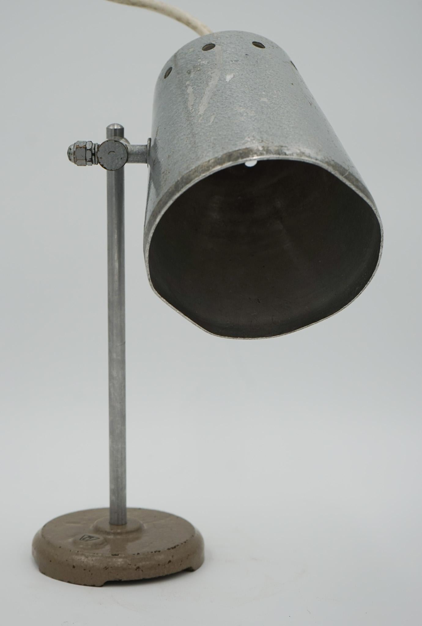 1940'S ENGLISH SALVAGED LABORATORY SCHOOL TABLE LAMP ADJUSTABLE LiGHT 003 For Sale 6
