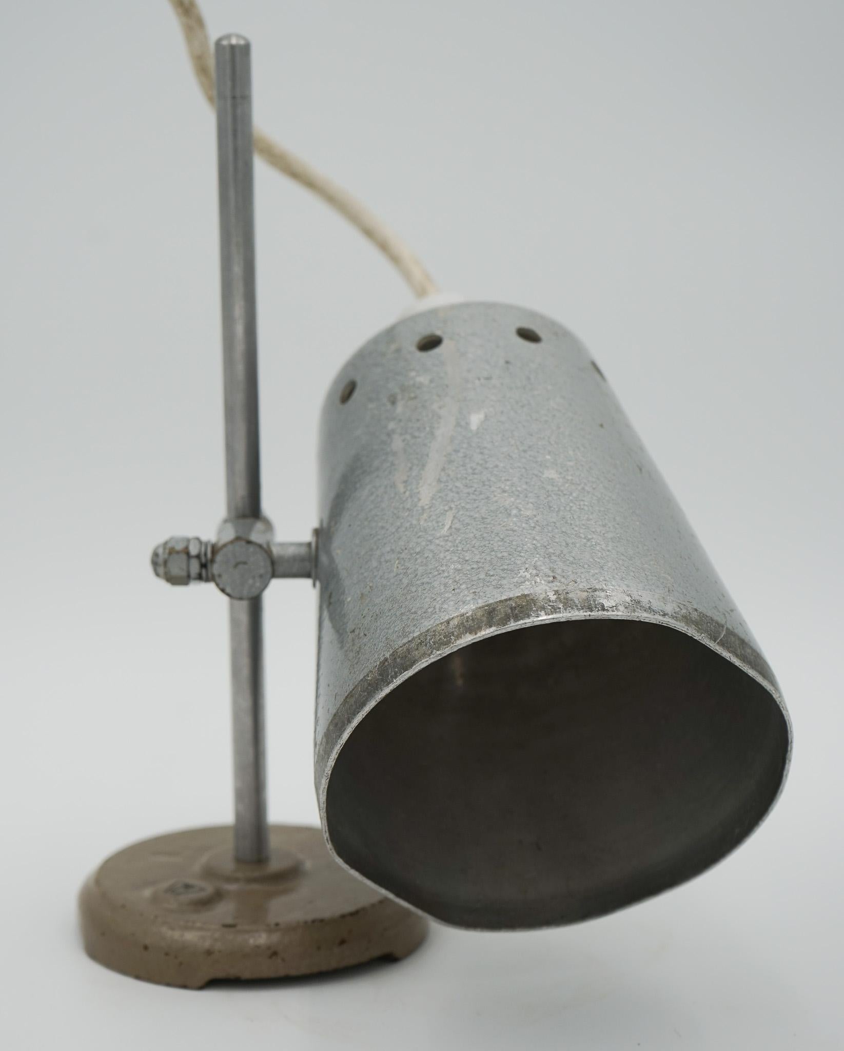 1940'S ENGLISH SALVAGED LABORATORY SCHOOL TABLE LAMP ADJUSTABLE LiGHT 003 For Sale 7