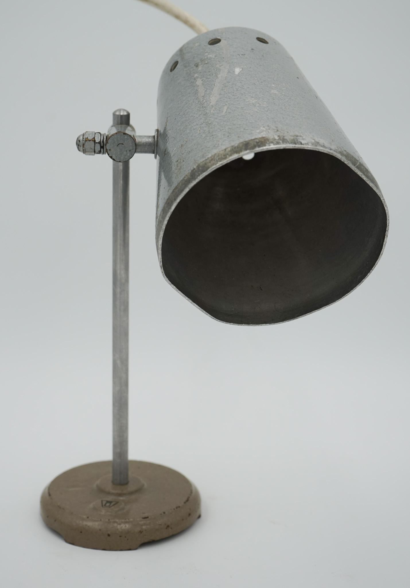 1940'S ENGLISH SALVAGED LABORATORY SCHOOL TABLE LAMP ADJUSTABLE LiGHT 003 For Sale 9