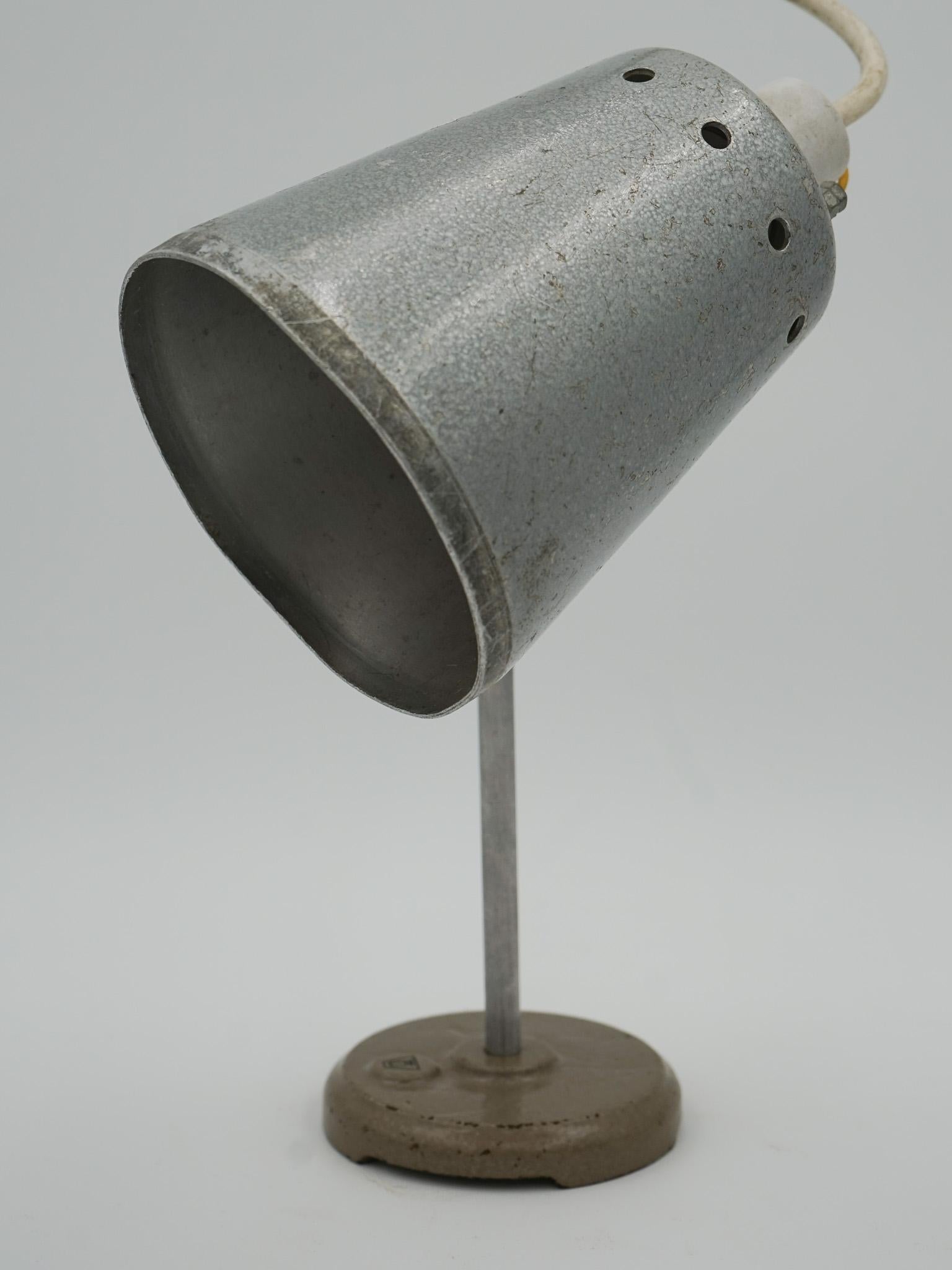 British 1940'S ENGLISH SALVAGED LABORATORY SCHOOL TABLE LAMP ADJUSTABLE LiGHT 003 For Sale
