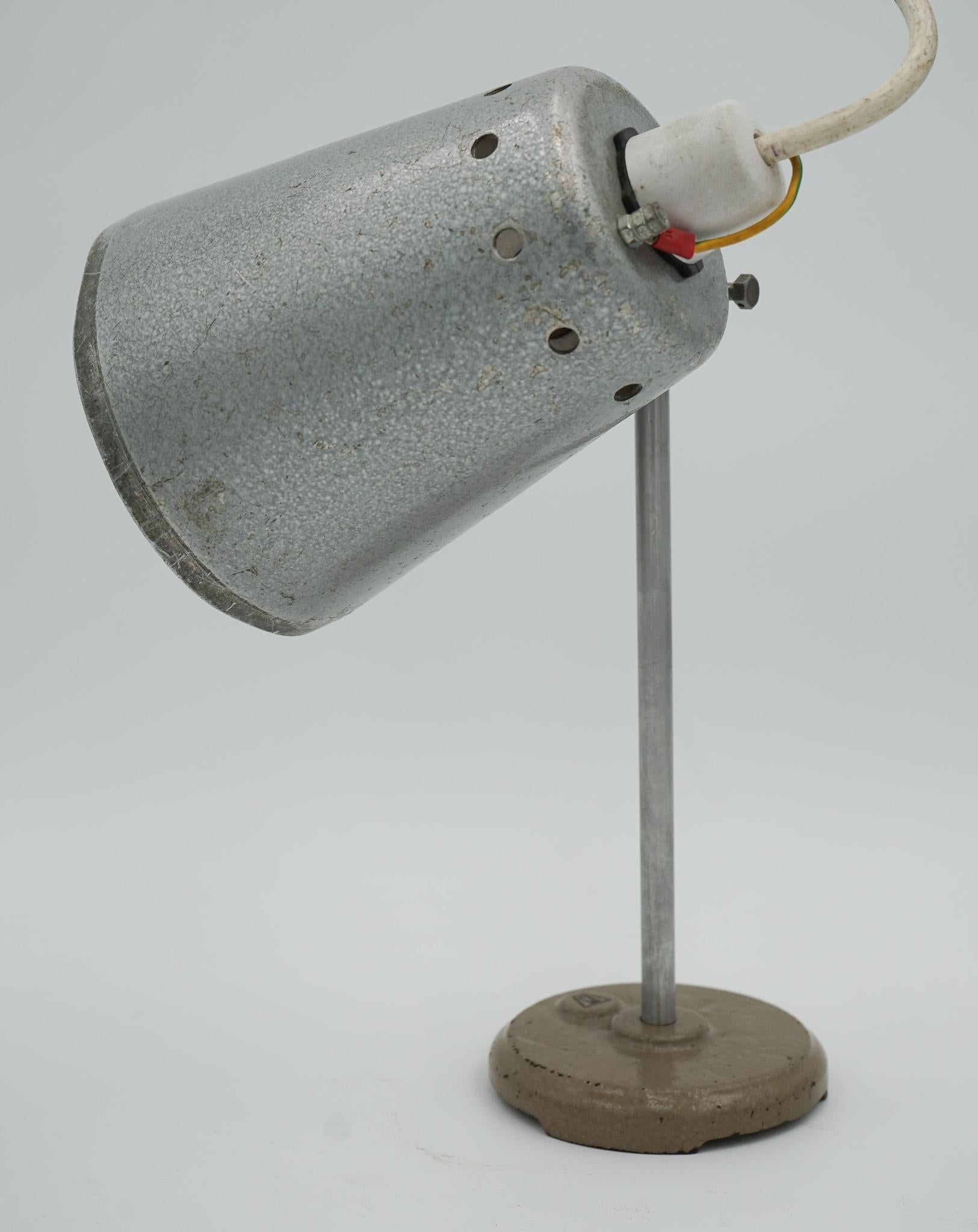 Hand-Crafted 1940'S ENGLISH SALVAGED LABORATORY SCHOOL TABLE LAMP ADJUSTABLE LiGHT 003 For Sale
