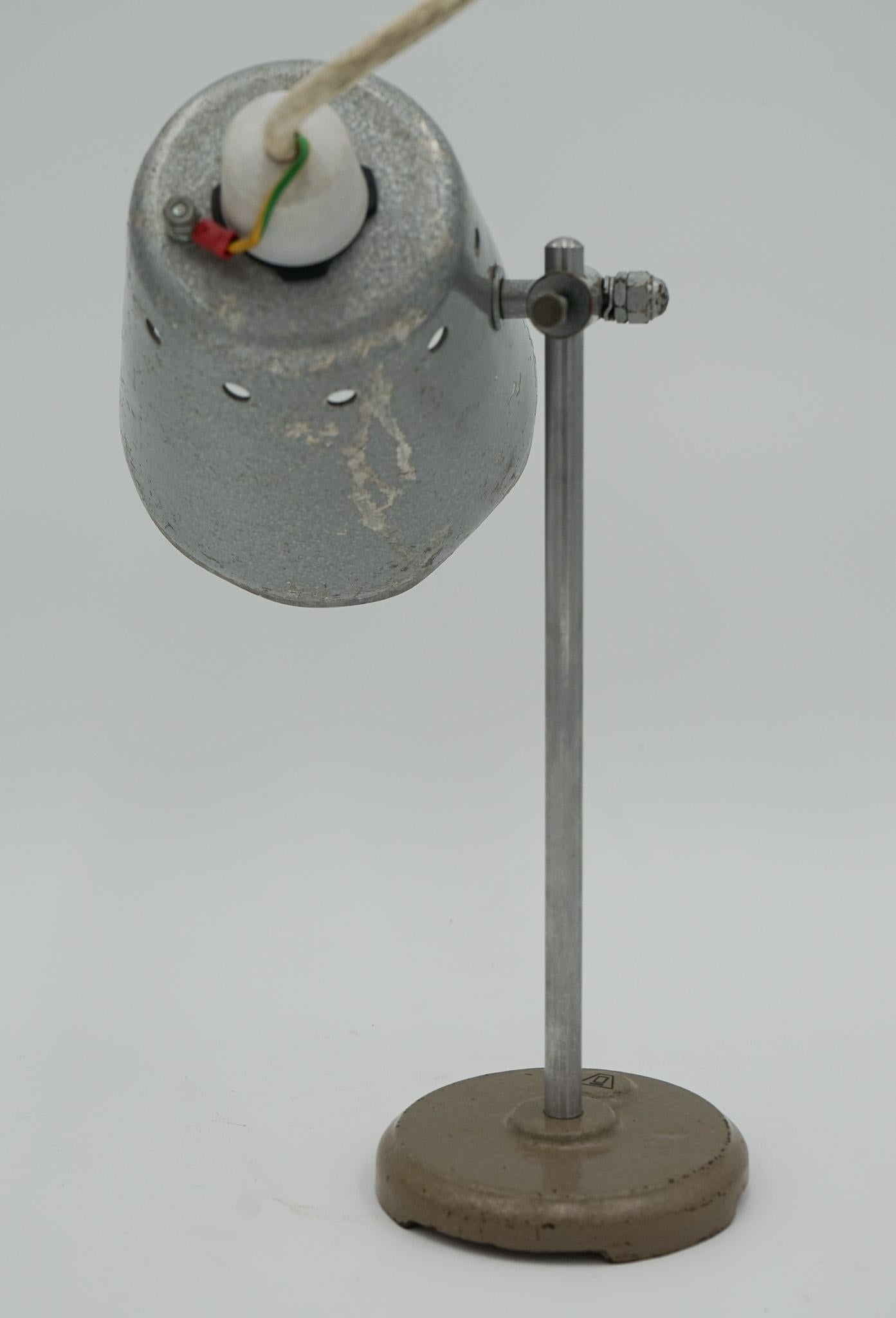 1940'S ENGLISH SALVAGED LABORATORY SCHOOL TABLE LAMP ADJUSTABLE LiGHT 003 In Good Condition For Sale In Pulborough, GB