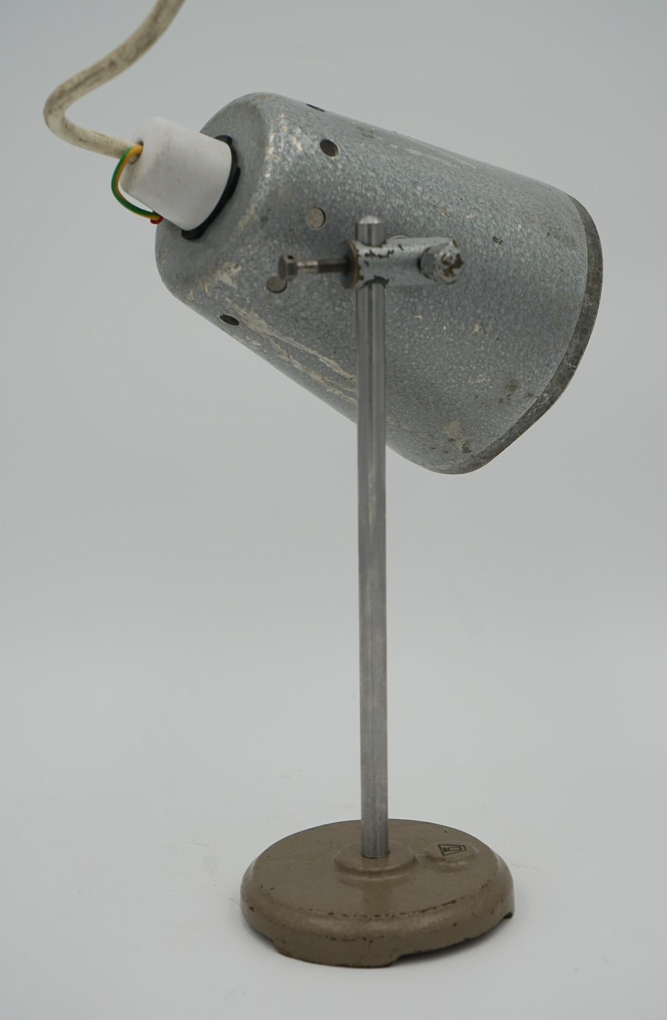 20th Century 1940'S ENGLISH SALVAGED LABORATORY SCHOOL TABLE LAMP ADJUSTABLE LiGHT 003 For Sale