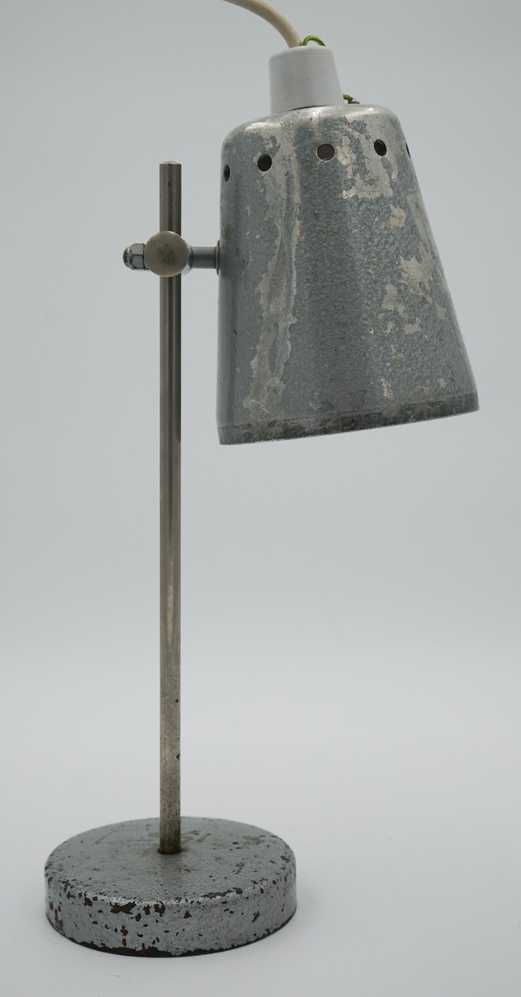 1940'S ENGLISH SALVAGED LABORATORY SCHOOL TABLE LAMP ADJUSTABLE LiGHT 005 For Sale 4