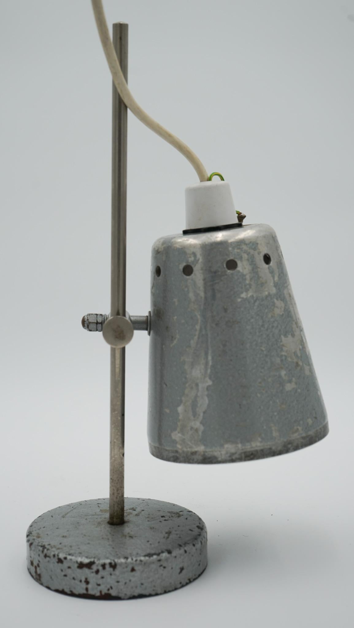 1940'S ENGLISH SALVAGED LABORATORY SCHOOL TABLE LAMP ADJUSTABLE LiGHT 005 For Sale 5