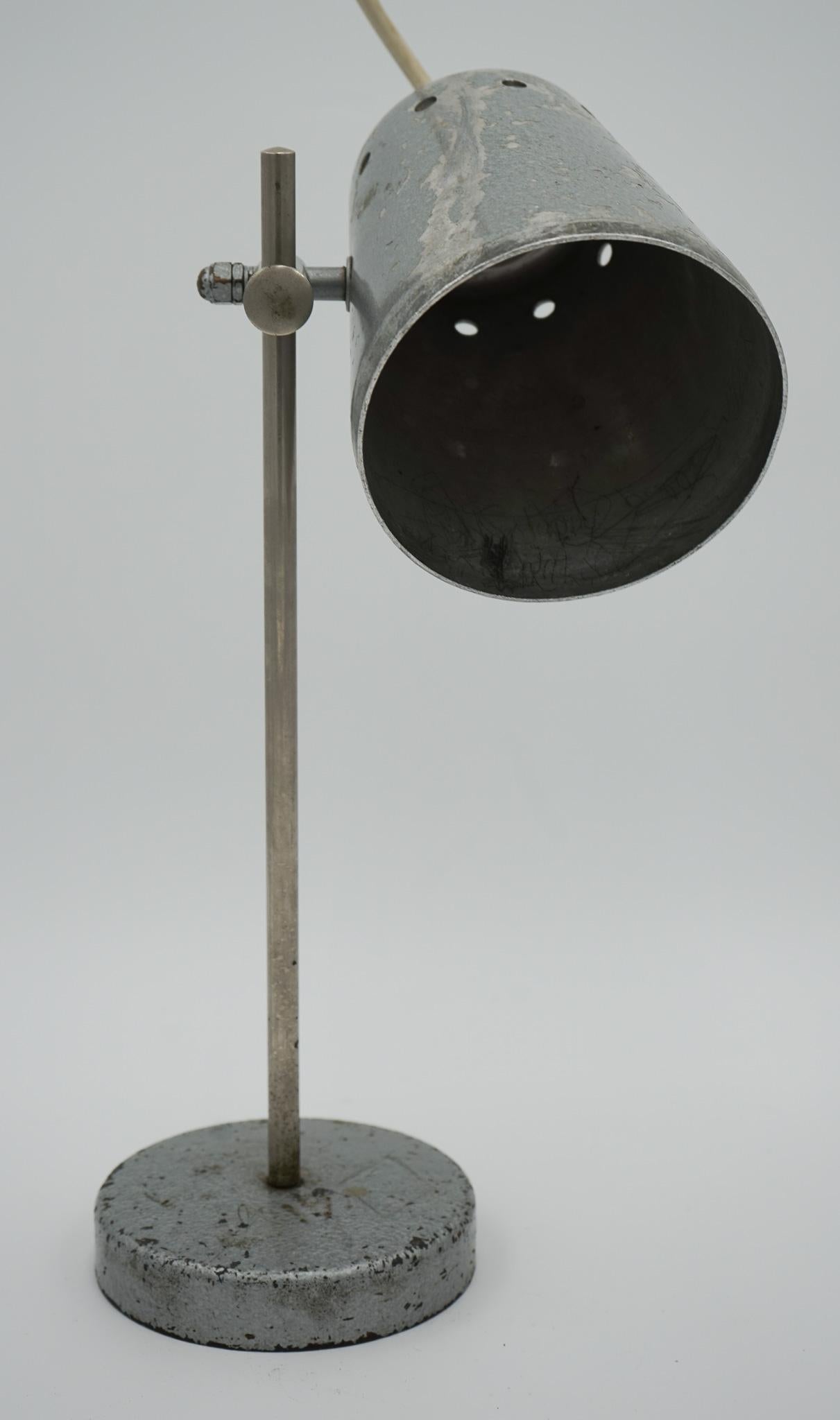 British 1940'S ENGLISH SALVAGED LABORATORY SCHOOL TABLE LAMP ADJUSTABLE LiGHT 005 For Sale