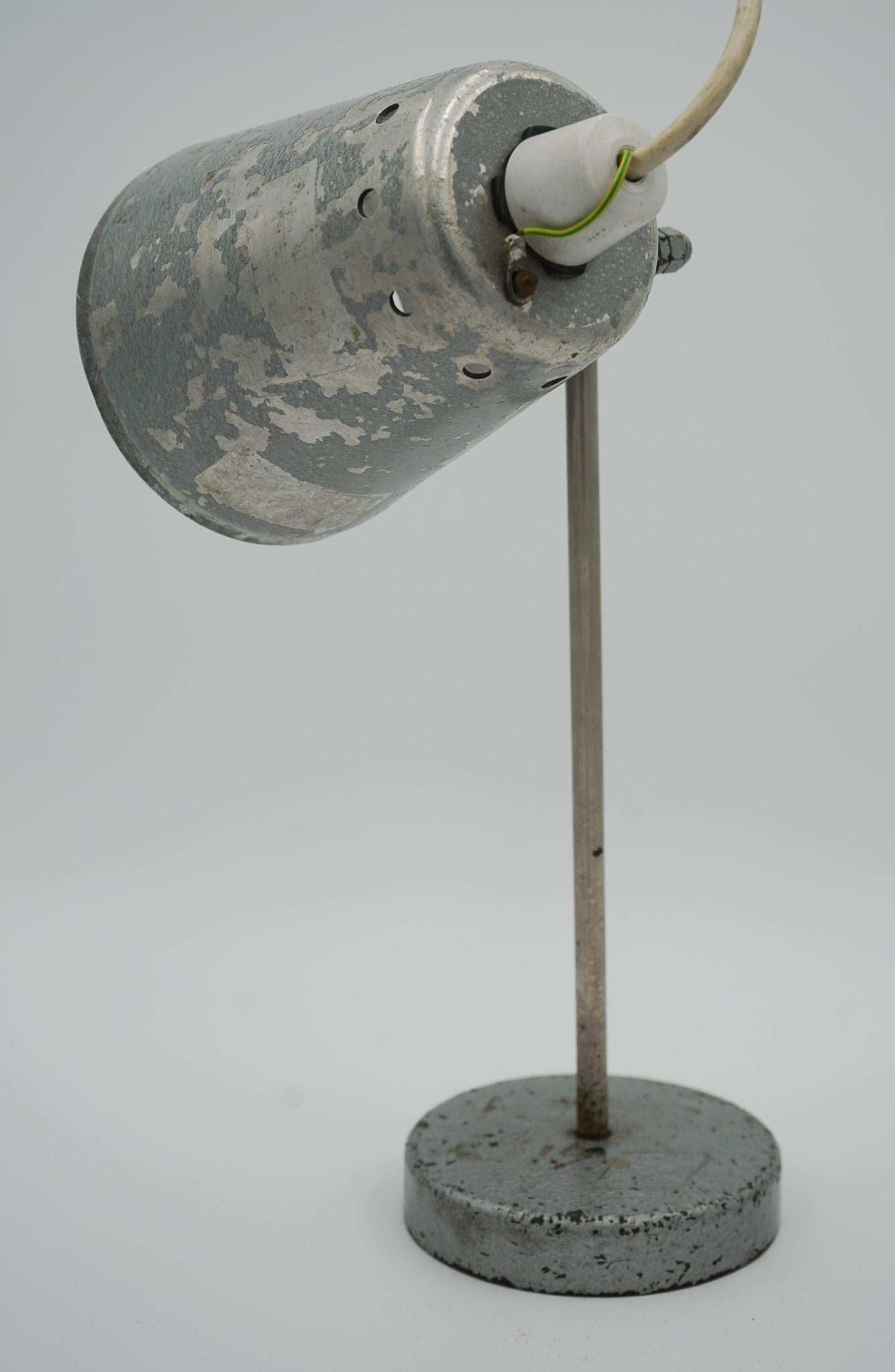 1940'S ENGLISH SALVAGED LABORATORY SCHOOL TABLE LAMP ADJUSTABLE LiGHT 005 In Good Condition For Sale In Pulborough, GB