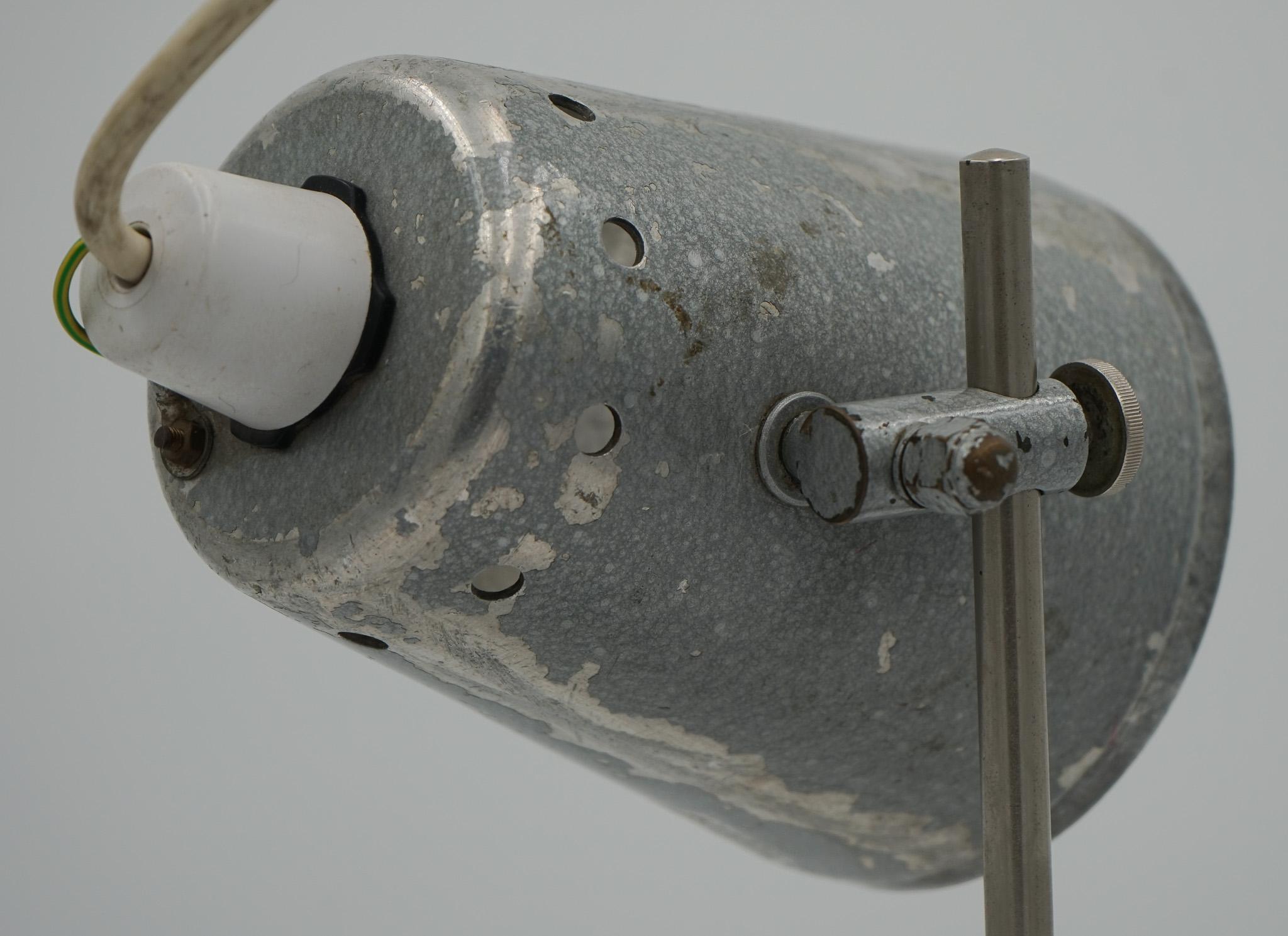 1940'S ENGLISH SALVAGED LABORATORY SCHOOL TABLE LAMP ADJUSTABLE LiGHT 005 For Sale 1