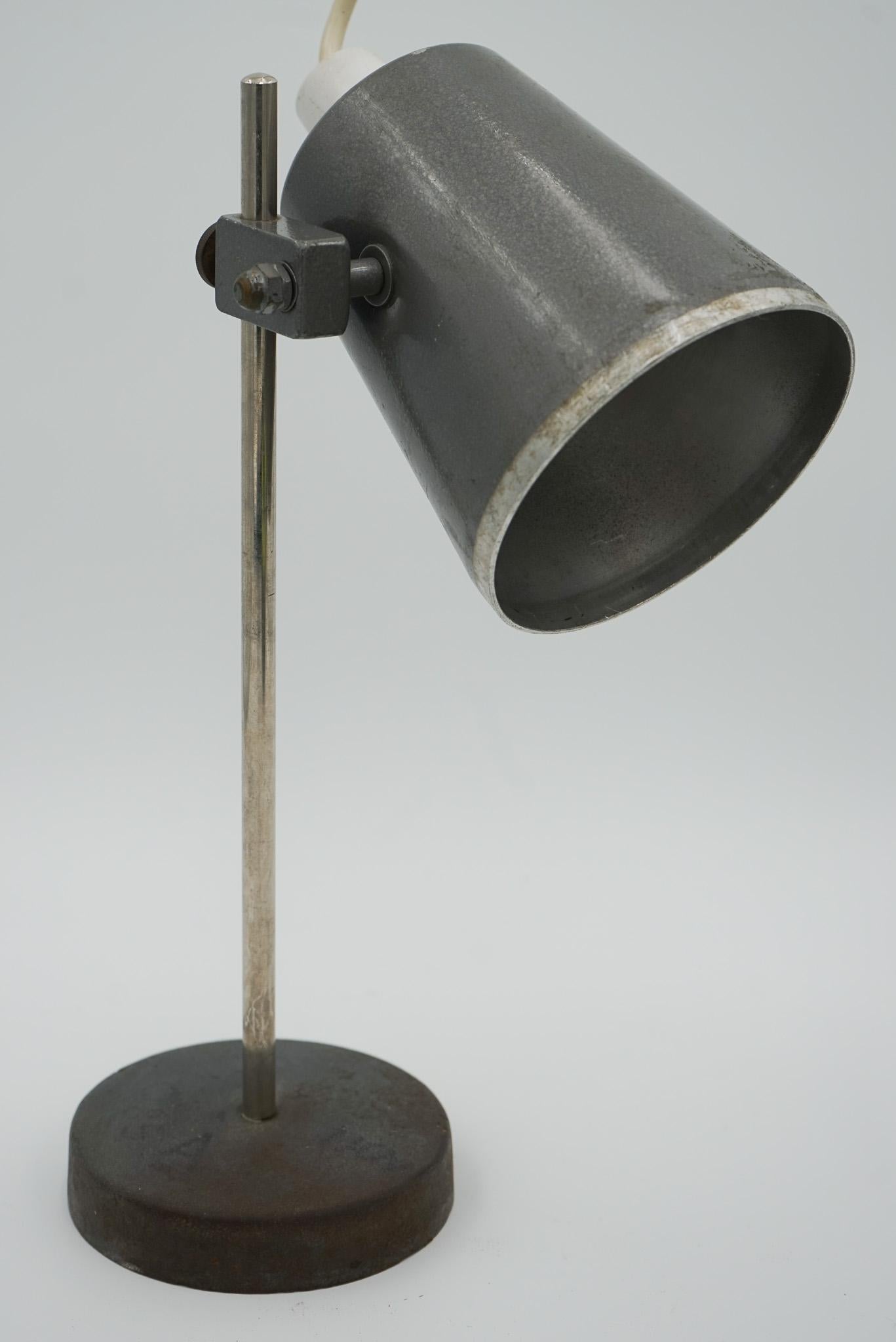 1940'S ENGLISH SALVAGED LABORATORY SCHOOL TABLE LAMP ADJUSTABLE LiGHT 006 For Sale 7