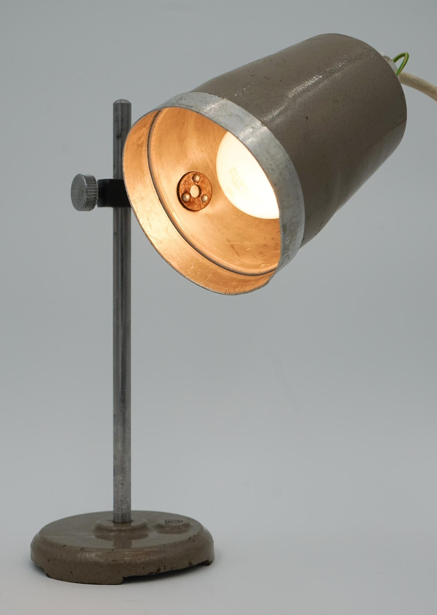 1940'S ENGLISH SALVAGED LABORATORY SCHOOL TABLE LAMP ADJUSTABLE LiGHT 006 For Sale 8