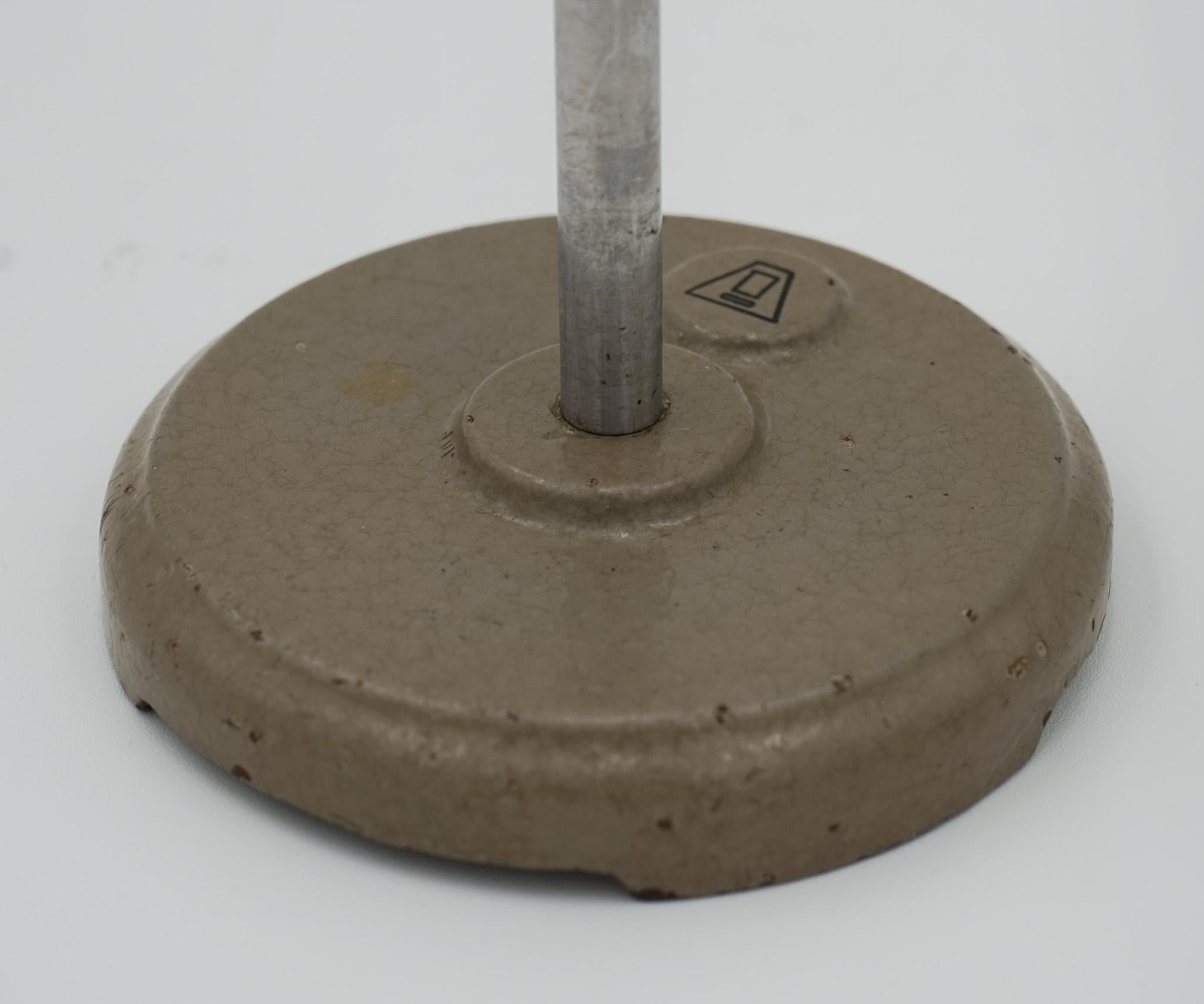 1940'S ENGLISH SALVAGED LABORATORY SCHOOL TABLE LAMP ADJUSTABLE LiGHT 007 For Sale 3