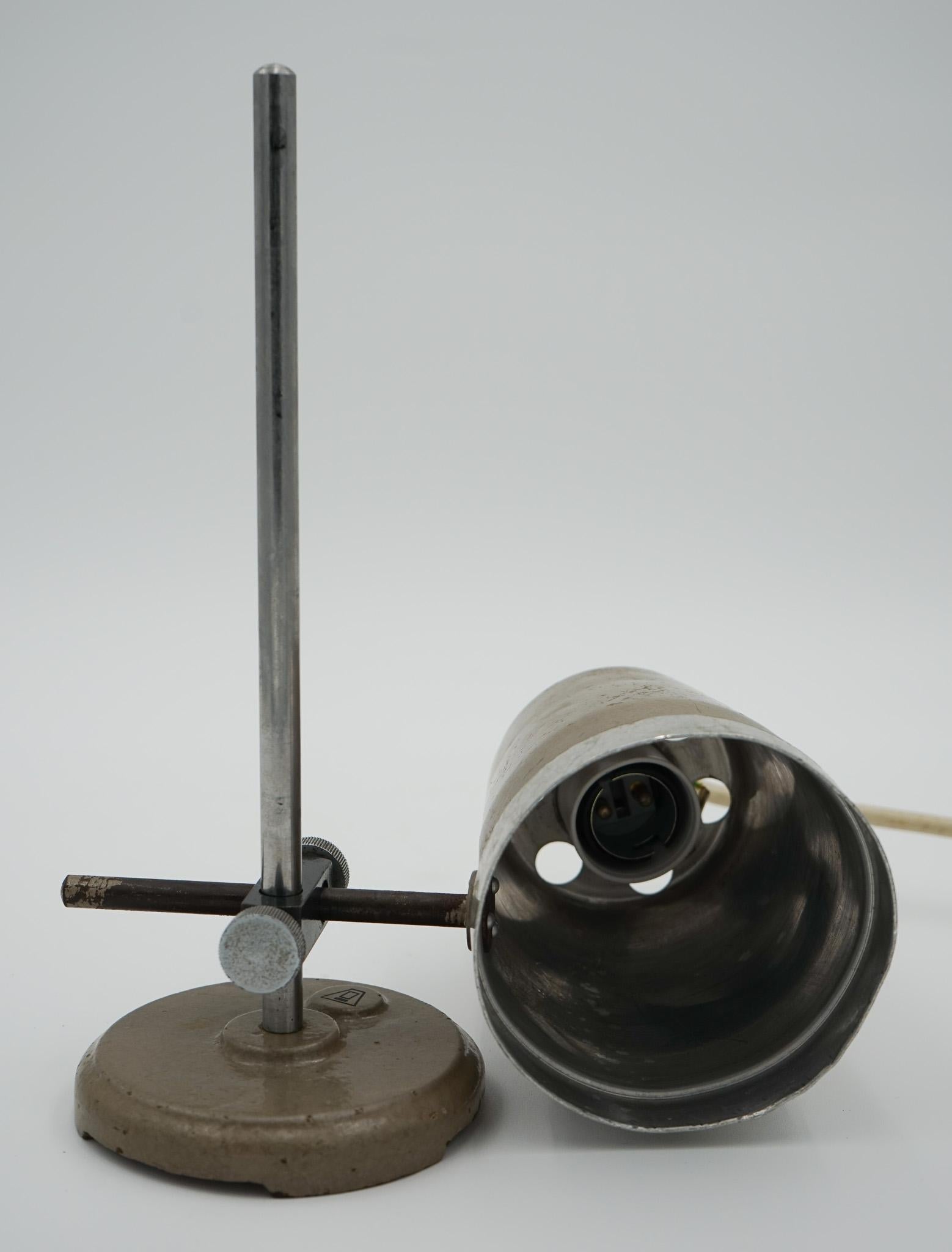 1940'S ENGLISH SALVAGED LABORATORY SCHOOL TABLE LAMP ADJUSTABLE LiGHT 007 For Sale 4