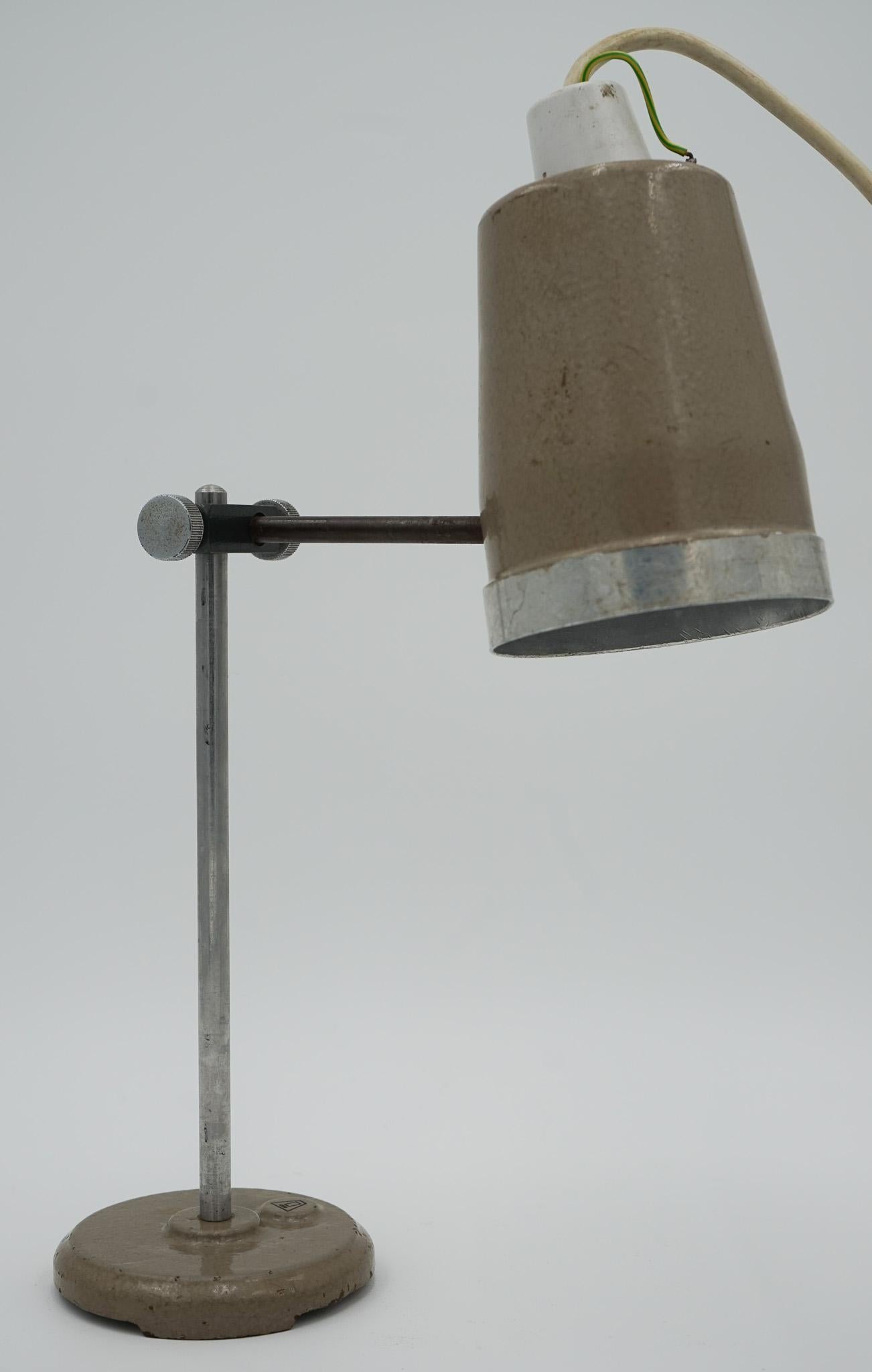 1940'S ENGLISH SALVAGED LABORATORY SCHOOL TABLE LAMP ADJUSTABLE LiGHT 007 For Sale 5