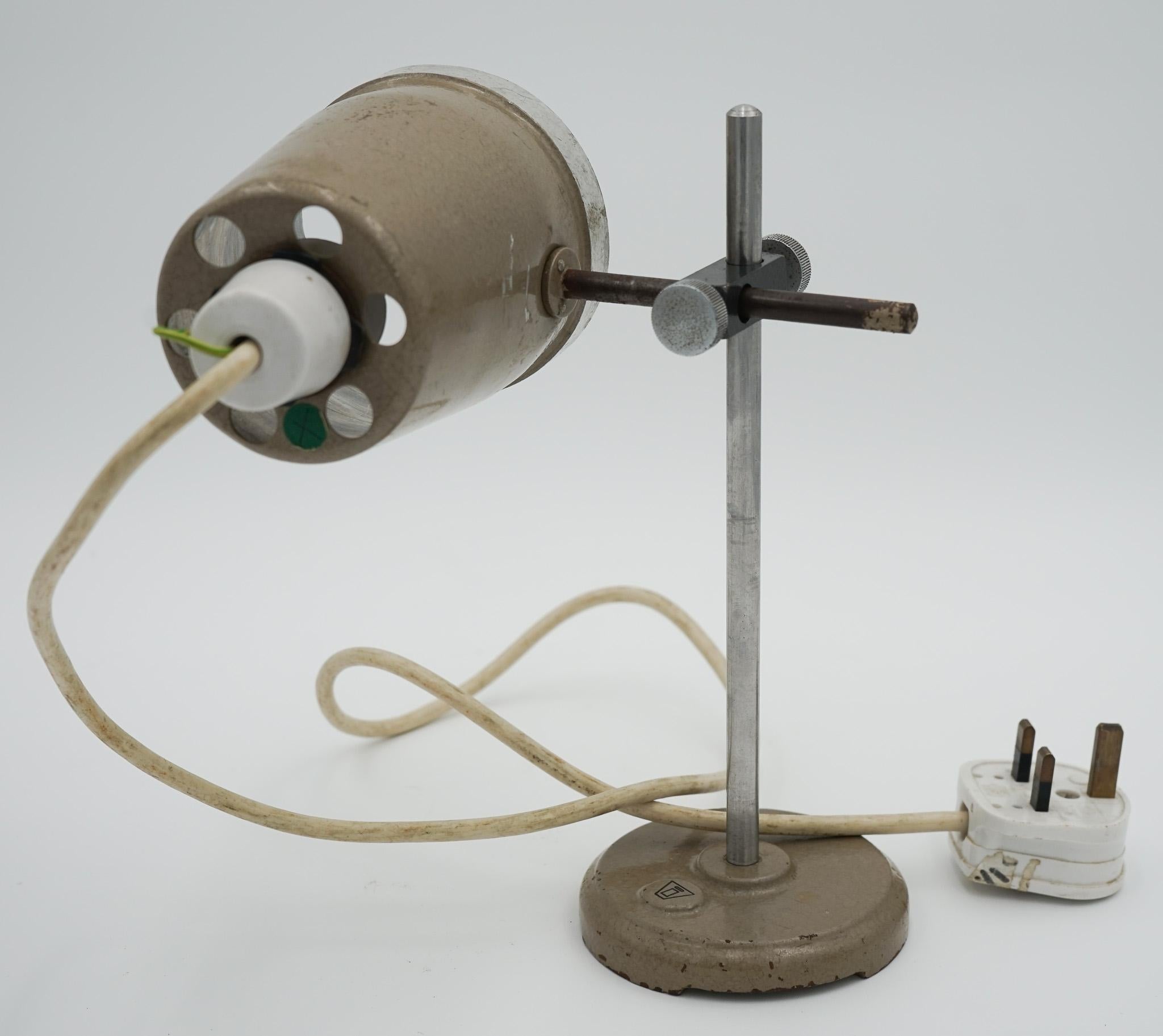 1940'S ENGLISH SALVAGED LABORATORY SCHOOL TABLE LAMP ADJUSTABLE LiGHT 007 For Sale 7