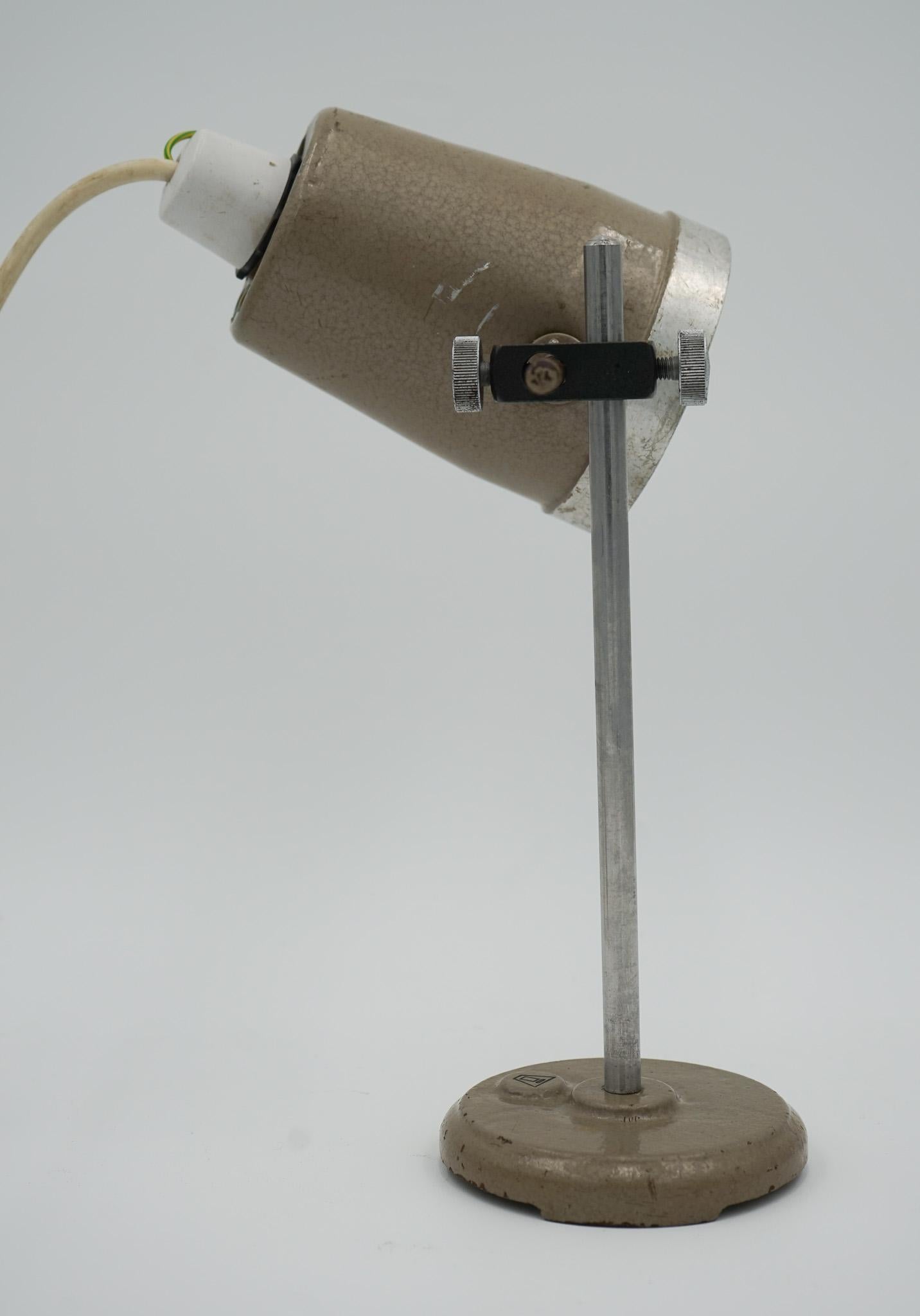 British 1940'S ENGLISH SALVAGED LABORATORY SCHOOL TABLE LAMP ADJUSTABLE LiGHT 007 For Sale