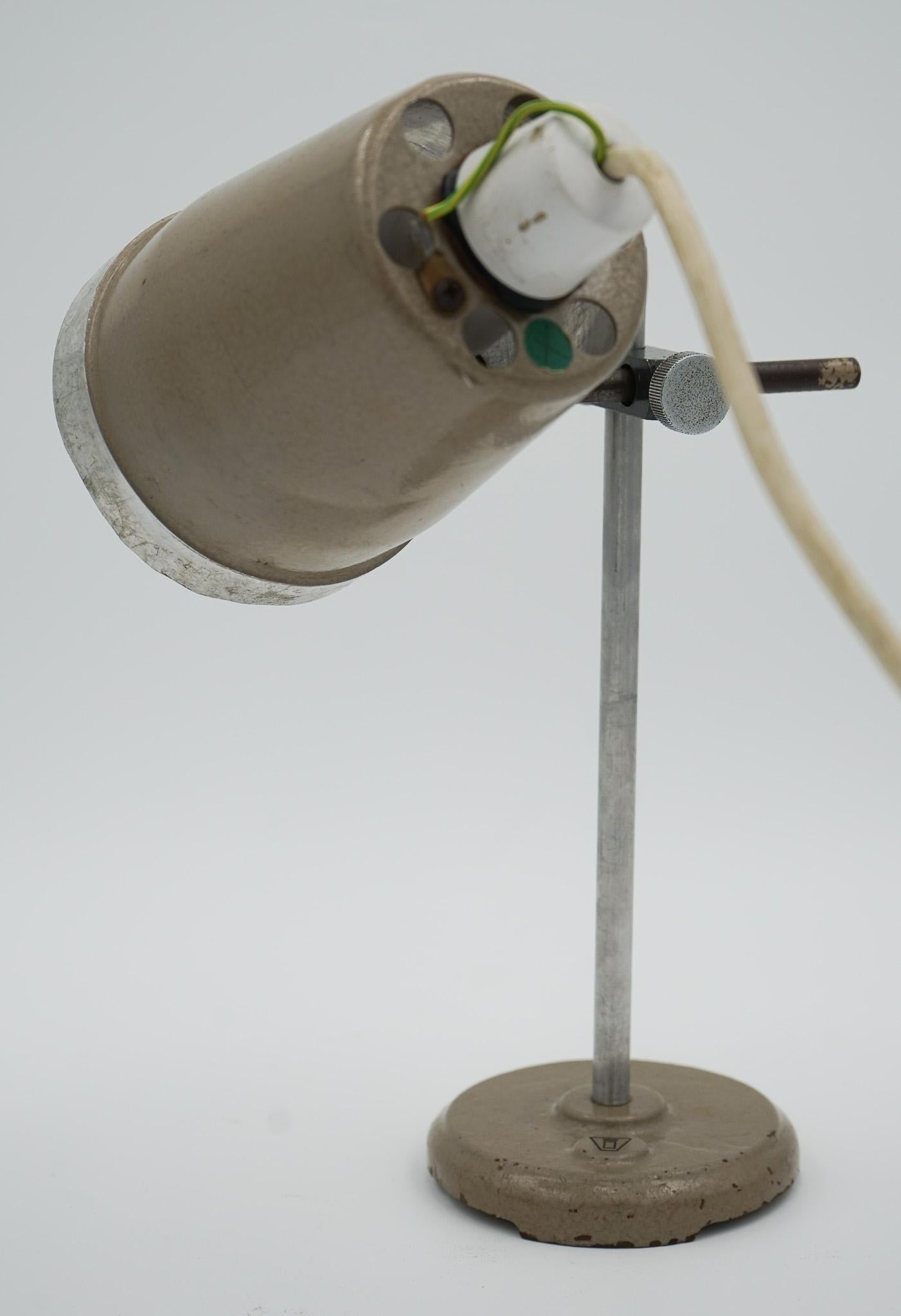 1940'S ENGLISH SALVAGED LABORATORY SCHOOL TABLE LAMP ADJUSTABLE LiGHT 007 In Good Condition For Sale In Pulborough, GB
