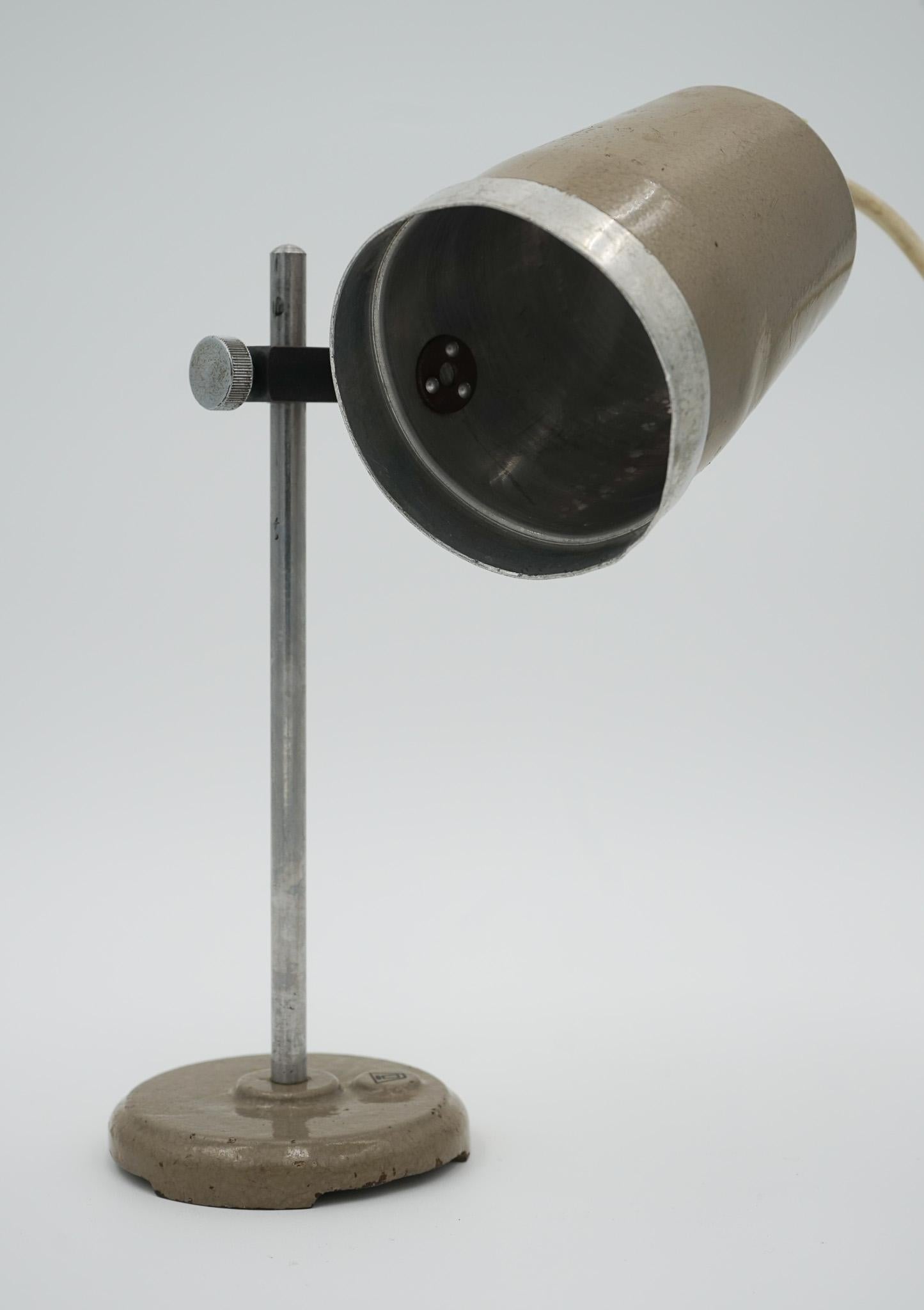1940'S ENGLISH SALVAGED LABORATORY SCHOOL TABLE LAMP ADJUSTABLE LiGHT 007 For Sale 2
