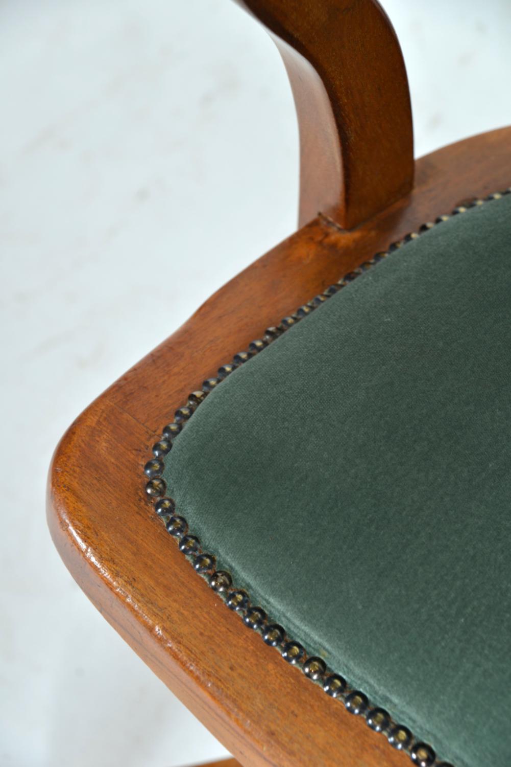 1940s English Swivel Tilt Hillcrest Industrial Teck Captain's Office Desk Chair en vente 4
