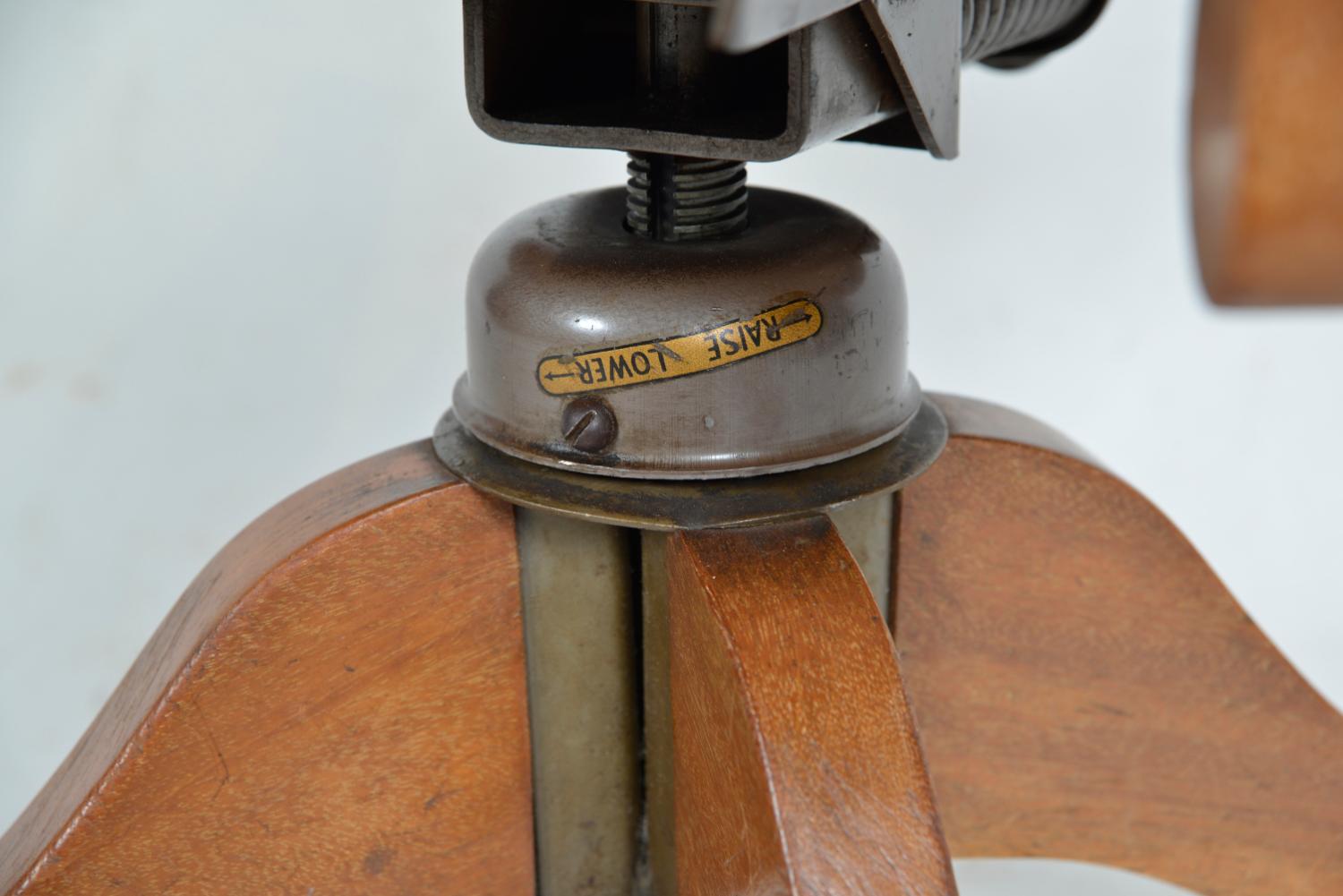 1940s English Swivel Tilt Hillcrest Industrial Teck Captain's Office Desk Chair en vente 6