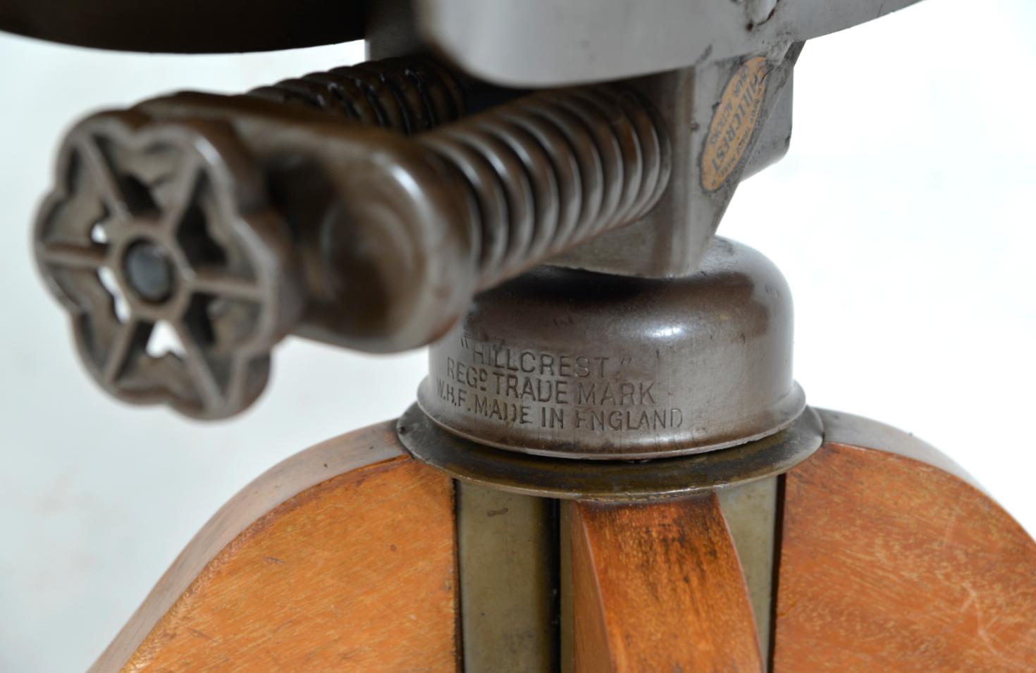 1940s English Swivel Tilt Hillcrest Industrial Teck Captain's Office Desk Chair en vente 7