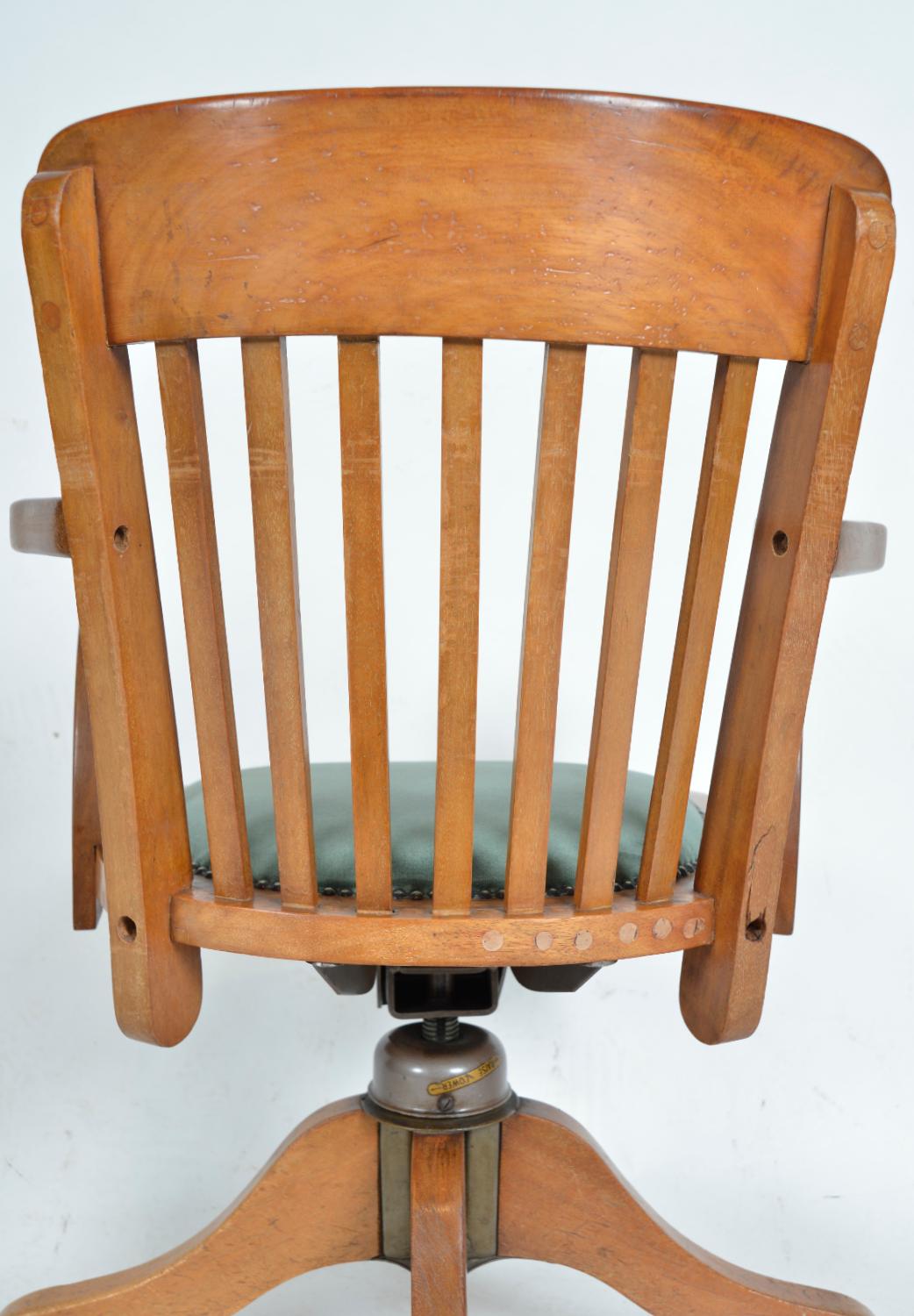 1940s English Swivel Tilt Hillcrest Industrial Teck Captain's Office Desk Chair en vente 11