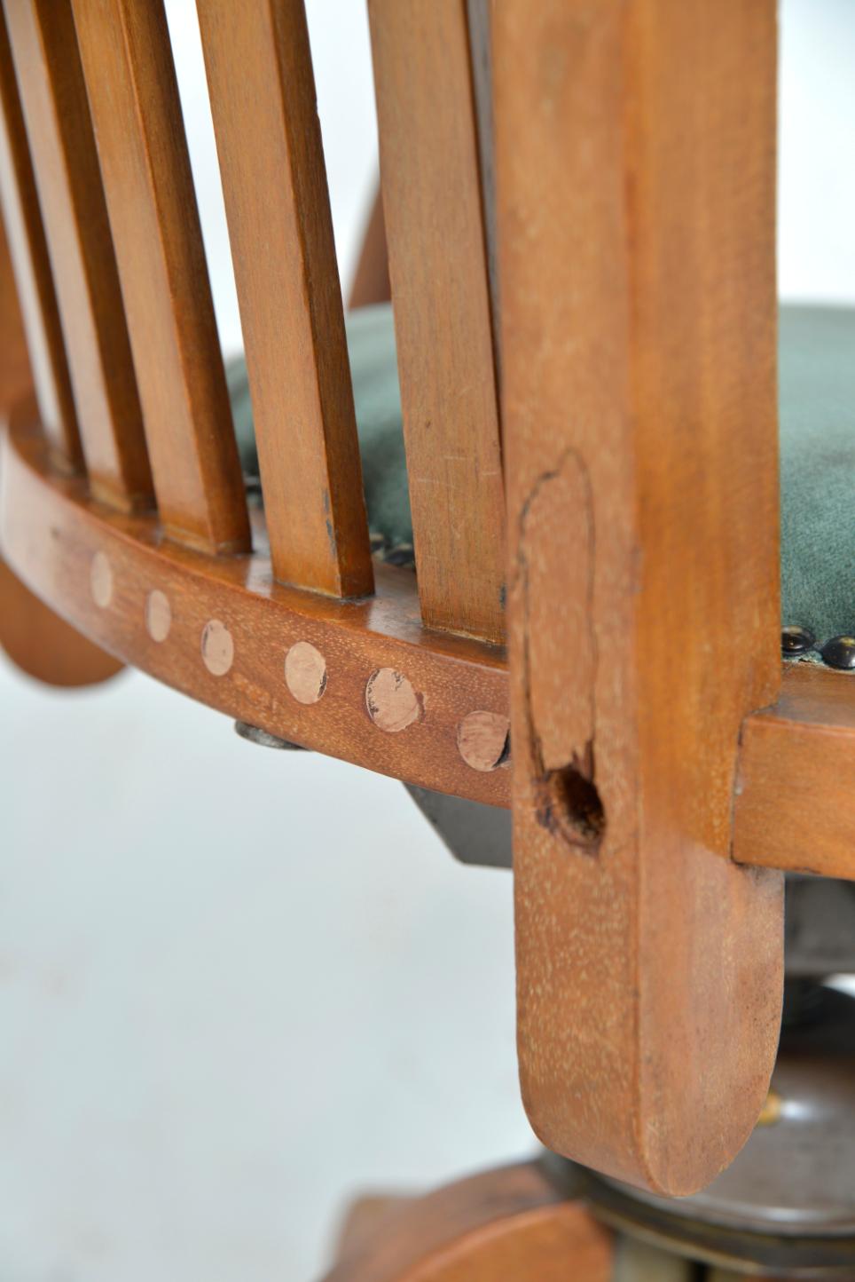 1940s English Swivel Tilt Hillcrest Industrial Teck Captain's Office Desk Chair en vente 12