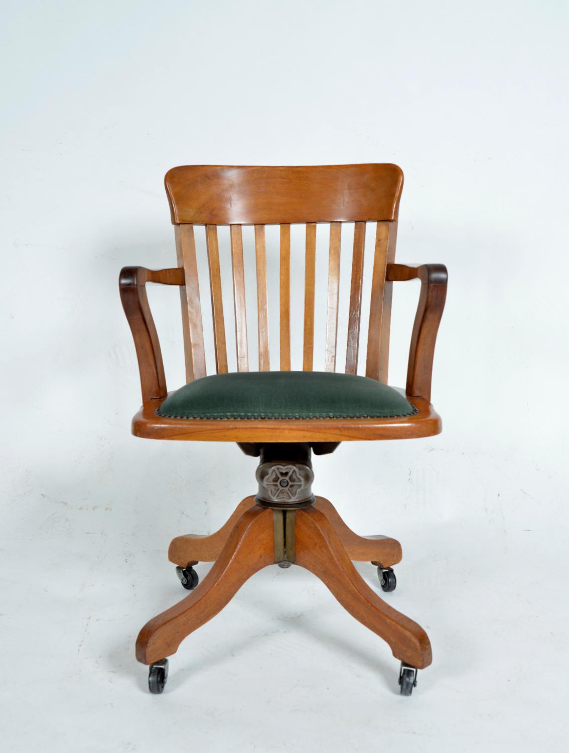 Victorien 1940s English Swivel Tilt Hillcrest Industrial Teck Captain's Office Desk Chair en vente