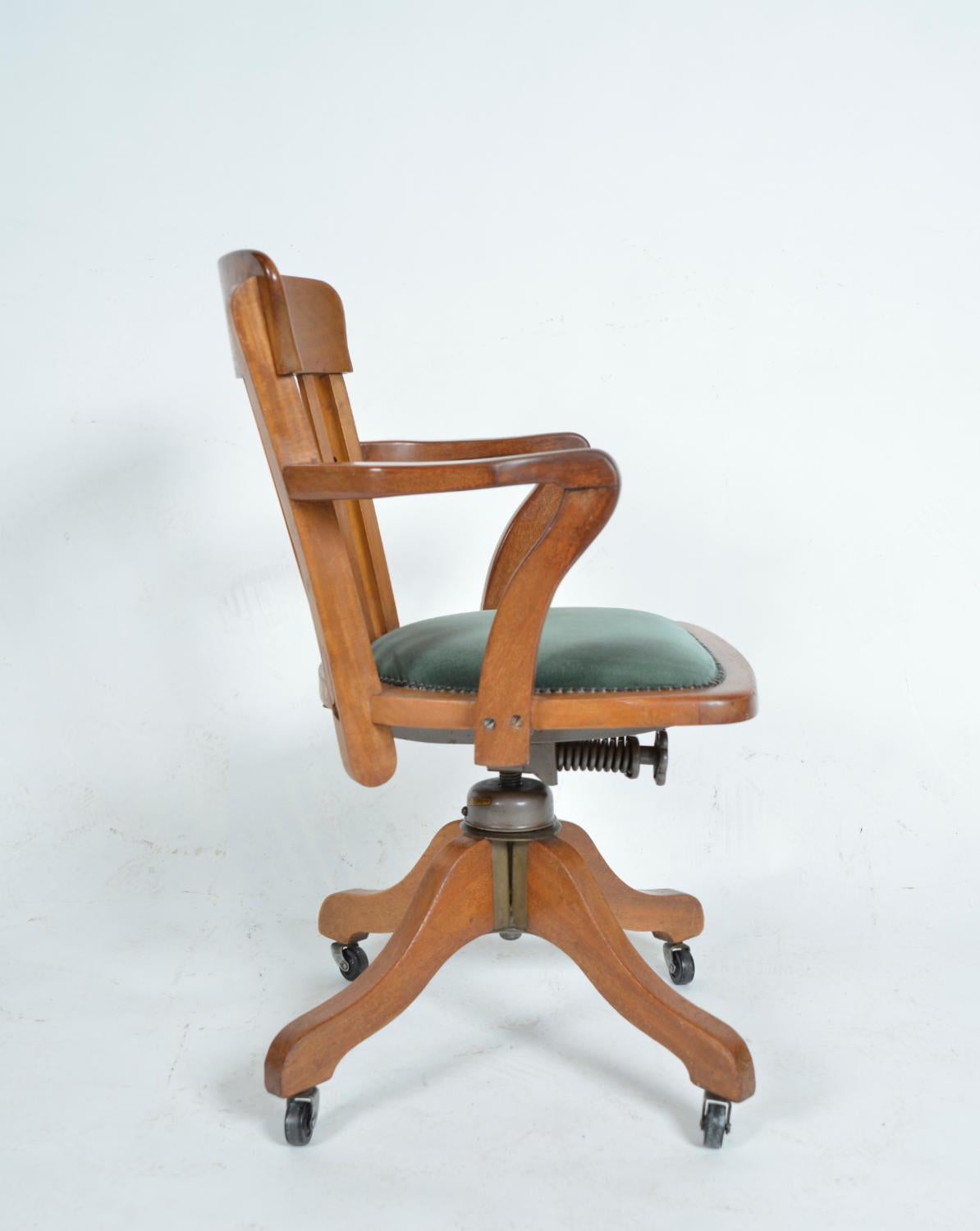 1940s English Swivel Tilt Hillcrest Industrial Teck Captain's Office Desk Chair Bon état - En vente à Sherborne, Dorset