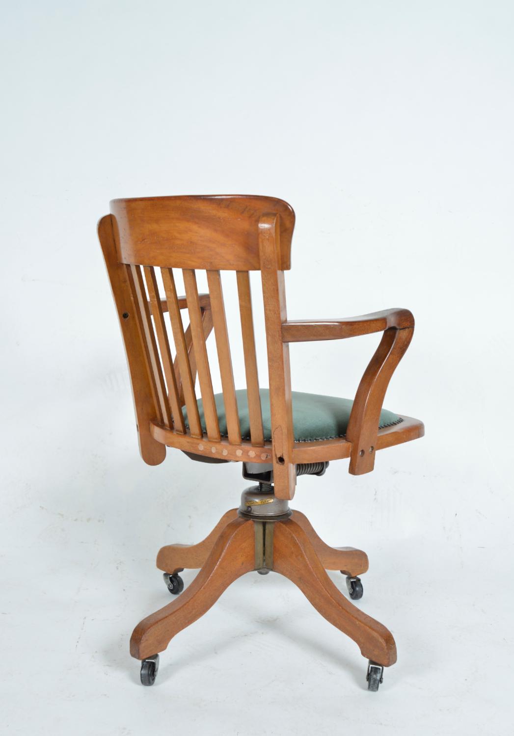 20ième siècle 1940s English Swivel Tilt Hillcrest Industrial Teck Captain's Office Desk Chair en vente