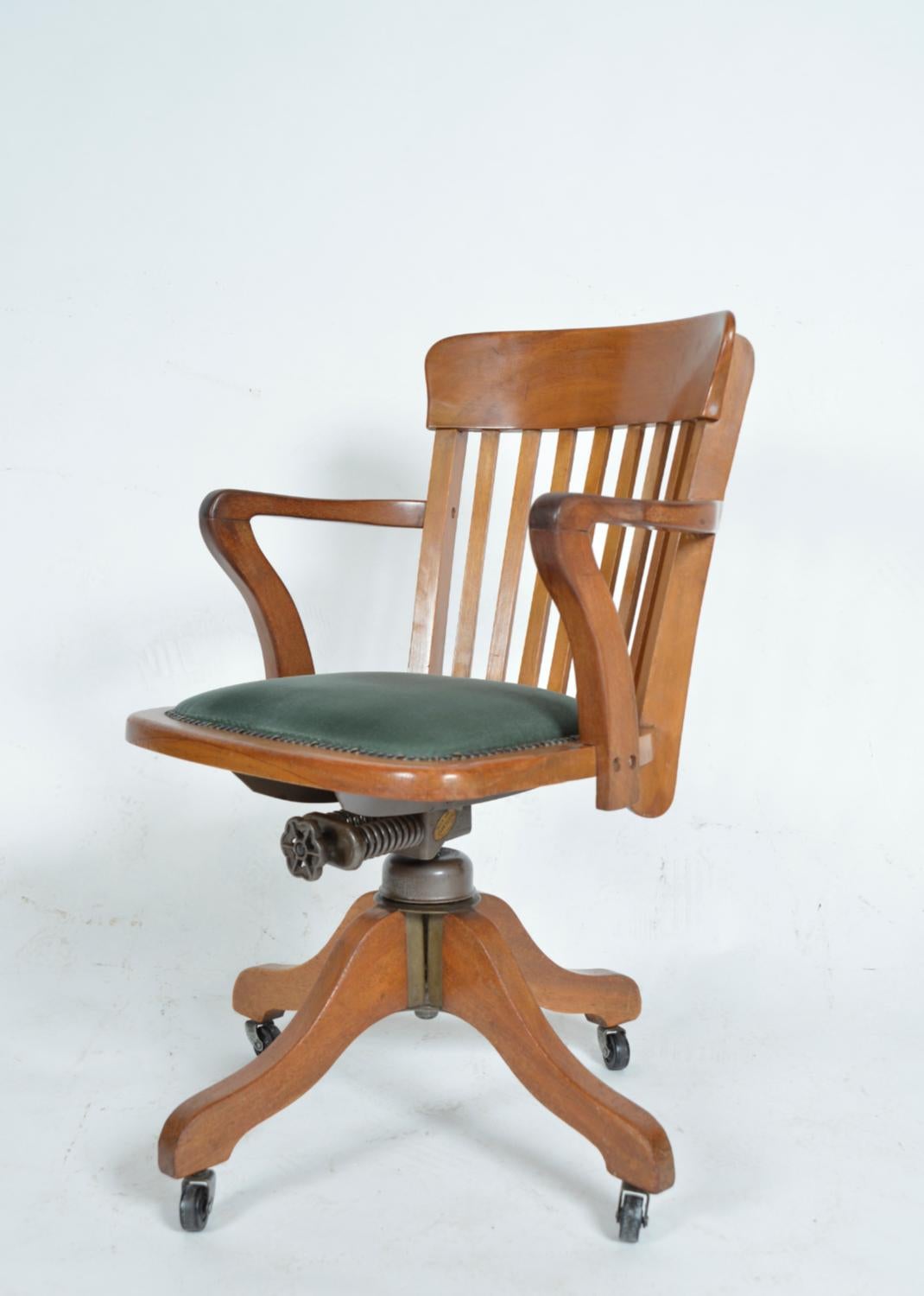 1940s English Swivel Tilt Hillcrest Industrial Teck Captain's Office Desk Chair en vente 1