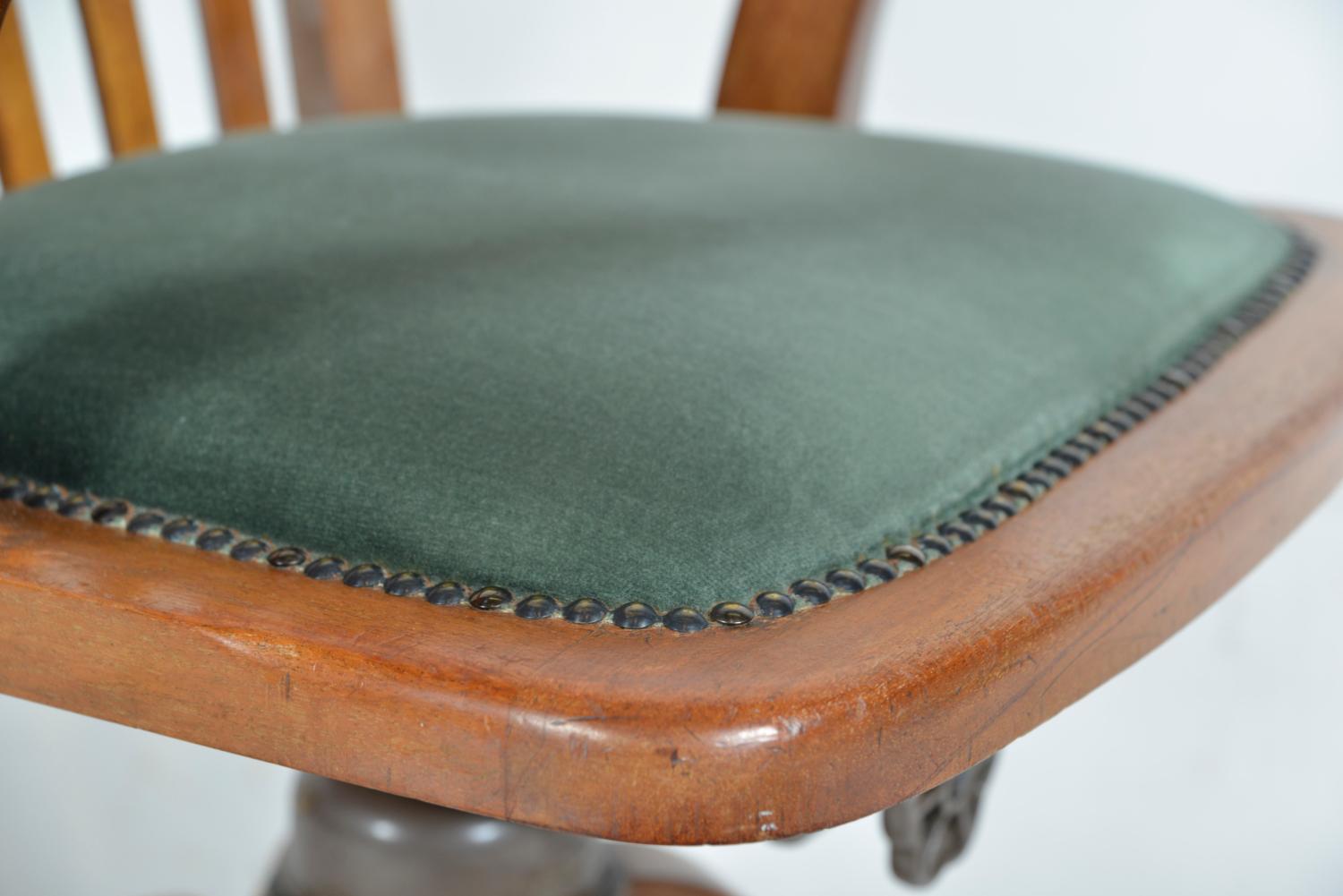 1940s English Swivel Tilt Hillcrest Industrial Teck Captain's Office Desk Chair en vente 3
