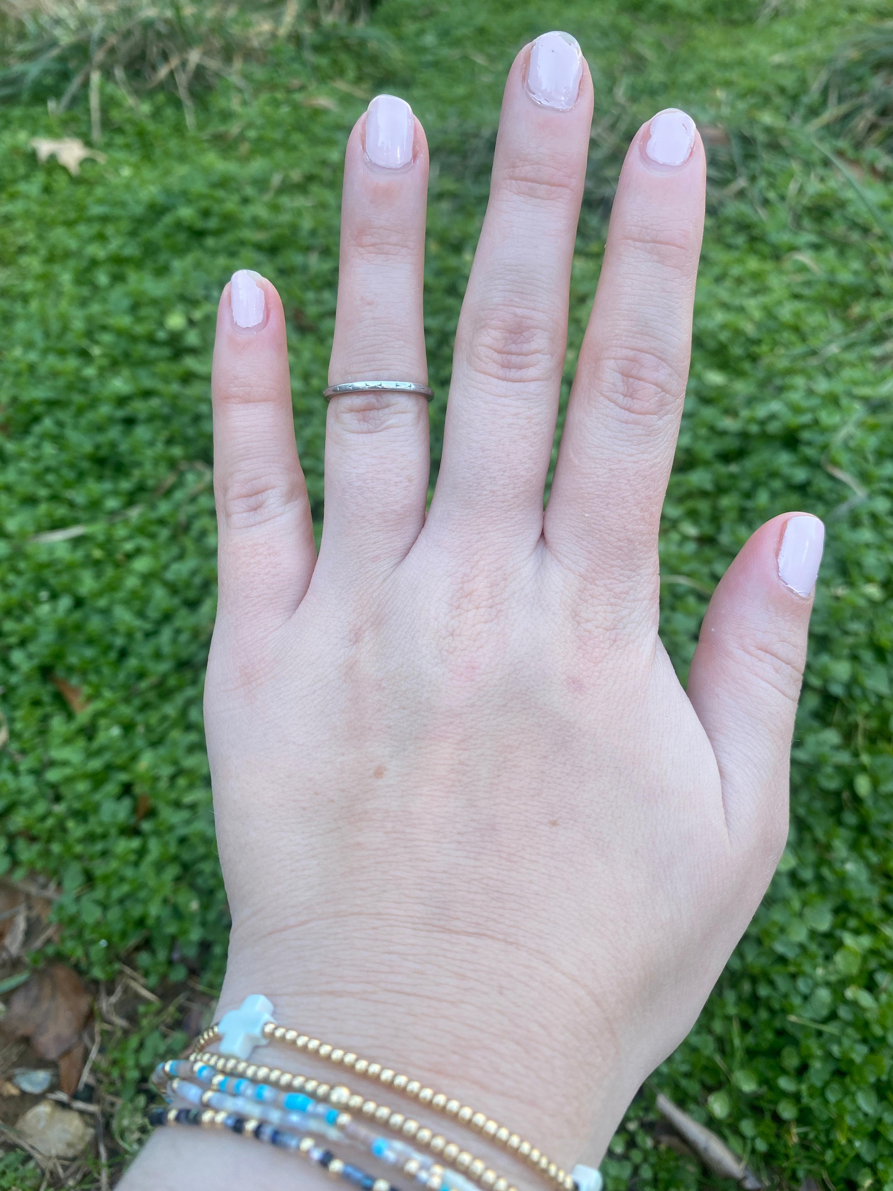 Fede nuziale incisa anni '40, platino, misura 5,5, impilabile in vendita 3