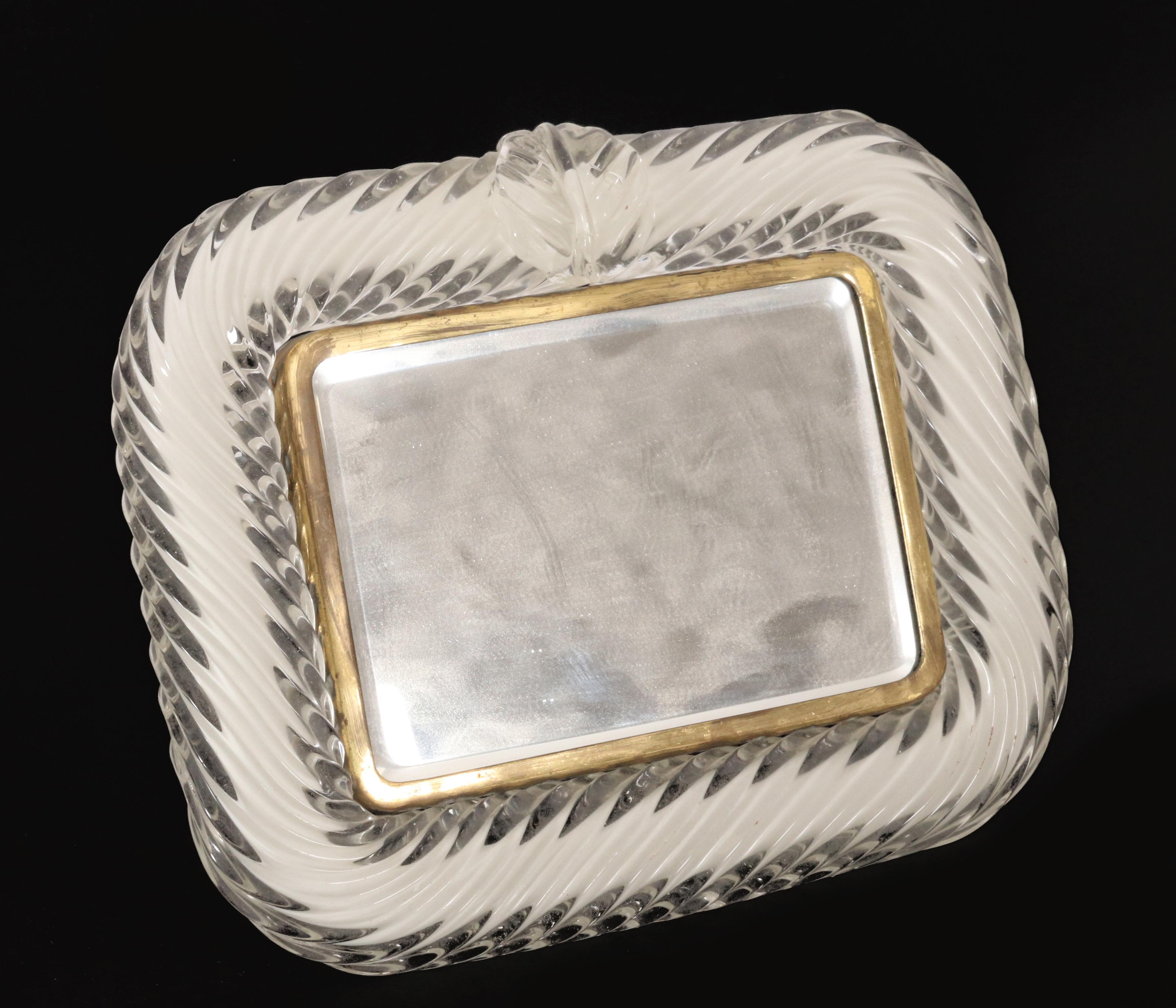 Ercol Barovier&Toso Miroir de table en verre de Murano. Ce superbe cadre de miroir Barovier&Toso des années 1940 présente un design captivant, avec un cadre en verre de Murano gracieusement torsadé, rehaussé de détails complexes en laiton. Le pied
