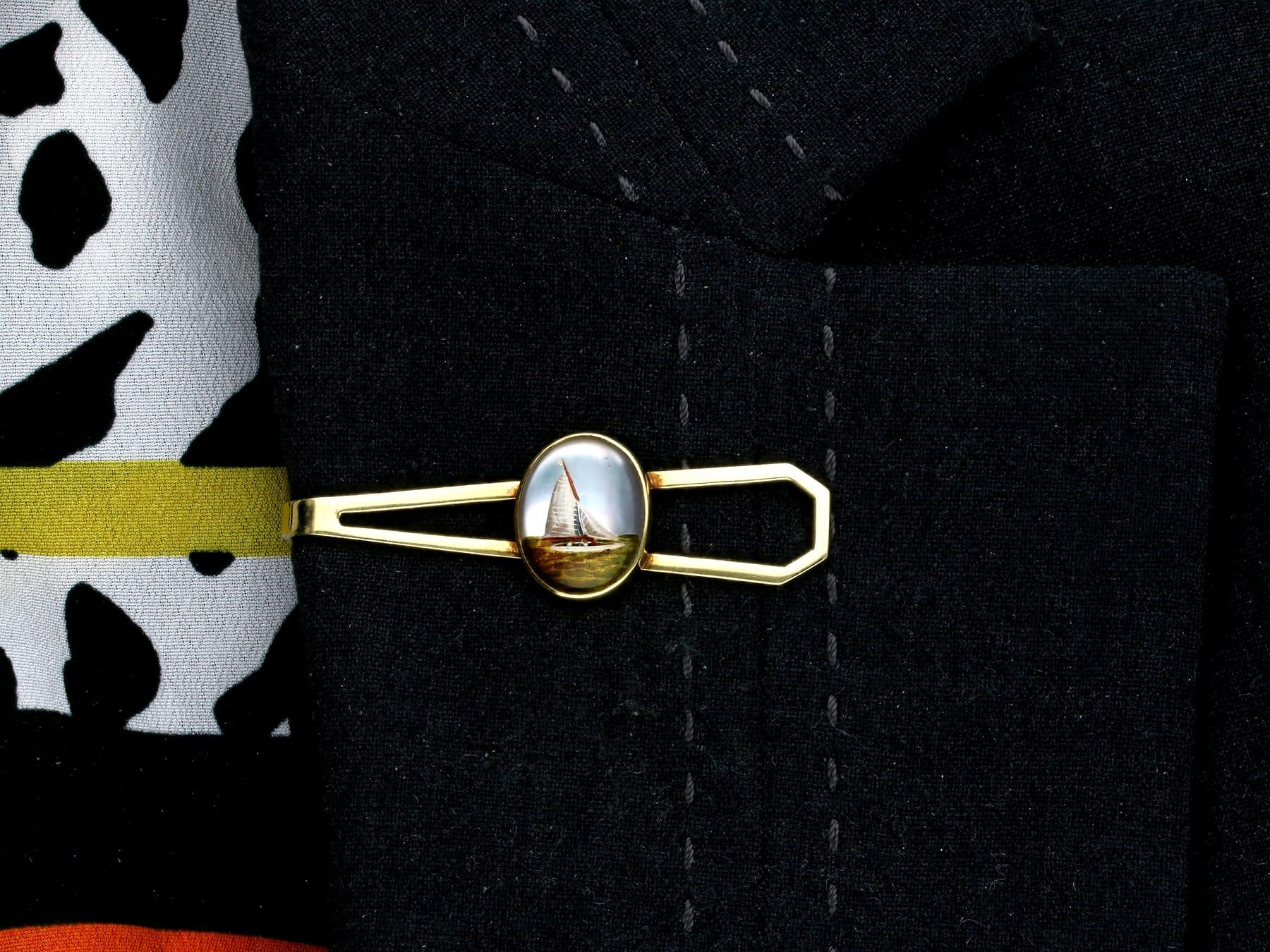 1940s Essex Crystal Reverse Intaglio Yellow Gold Tie Clip For Sale 1