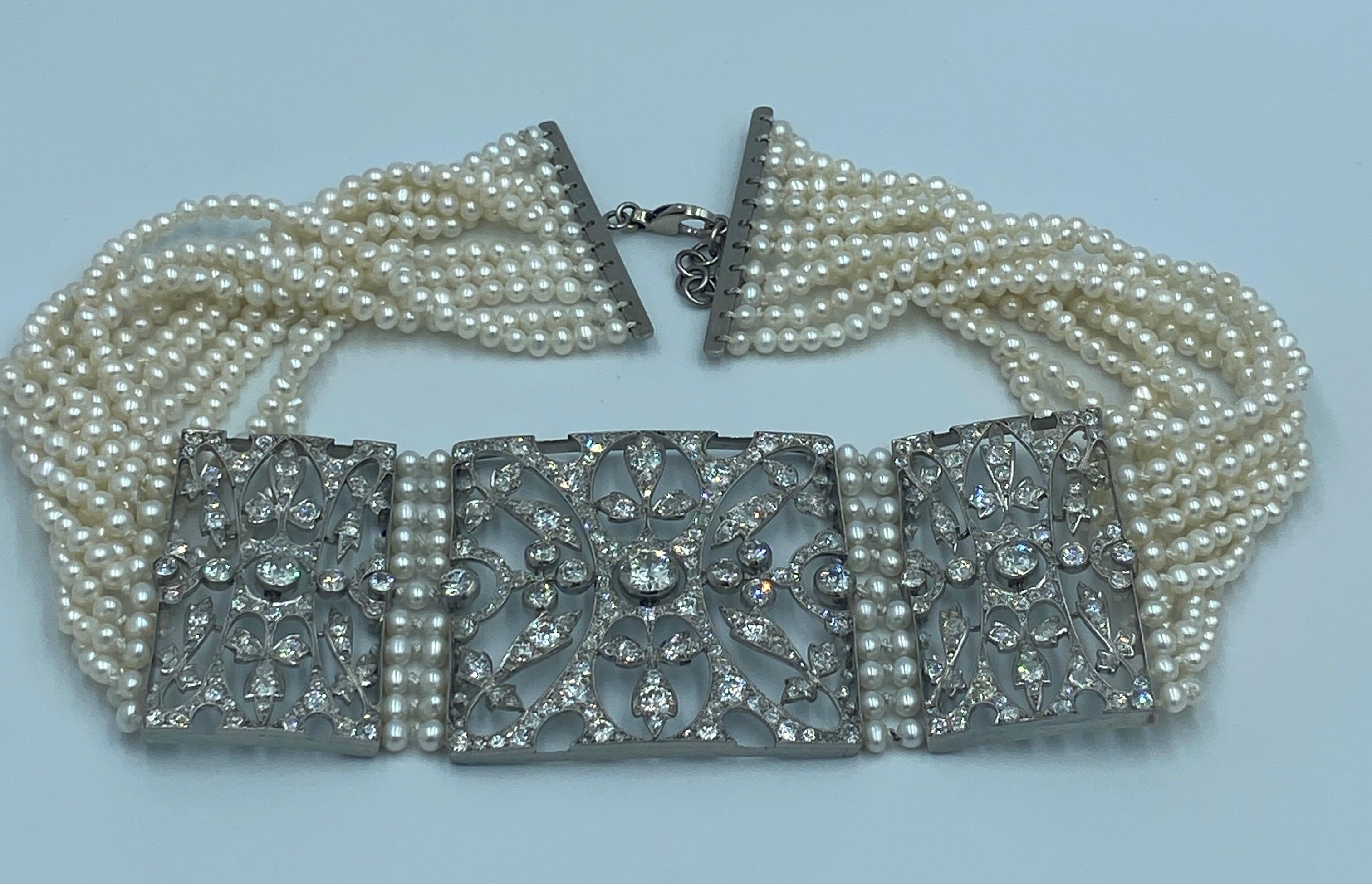 Dieses europäische Halsband aus den 1940er Jahren ist ein schönes Beispiel für Art-déco-Schmuck. Das Collier besteht aus etwa 10 Karat Diamanten, wobei der Mittelstein etwa 1,4 Karat wiegt. Die Diamanten sind im alten europäischen Schliff und in