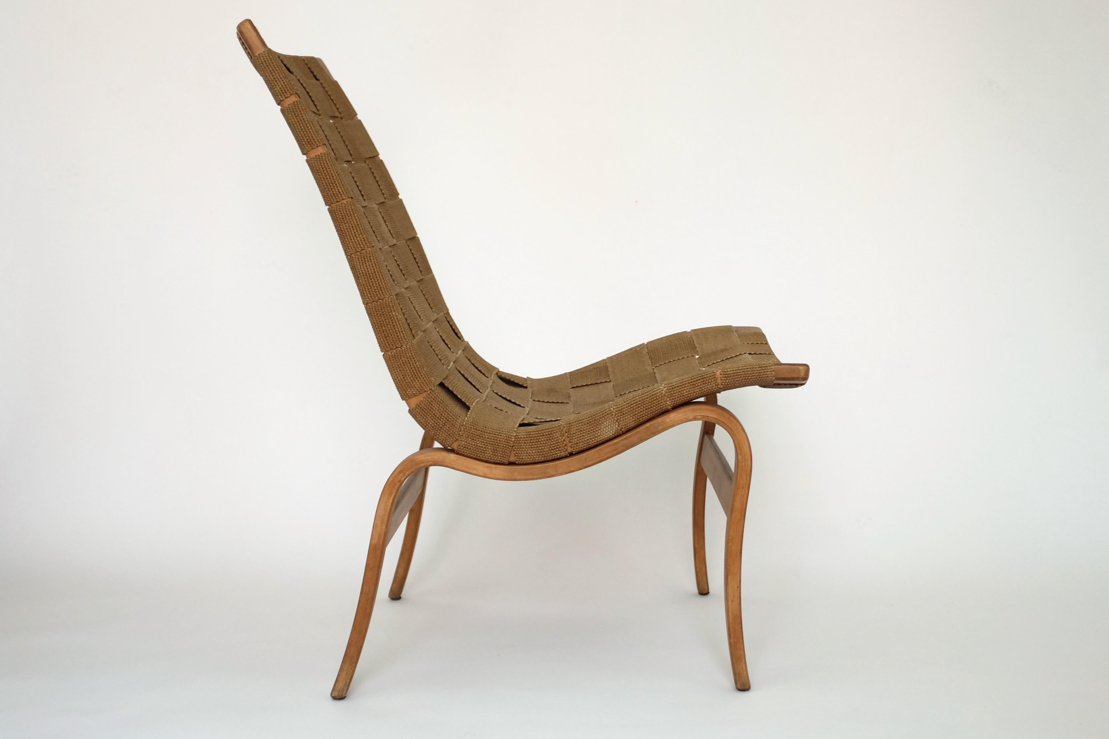 Chaise Eva vintage emblématique créée par Bruno Mathsson au début des années 1940. Étiqueté avec l'année 1941 du créateur et la signature du fabricant. Sangle en papier d'origine avec une usure appropriée à l'âge (voir photos) et la structure en