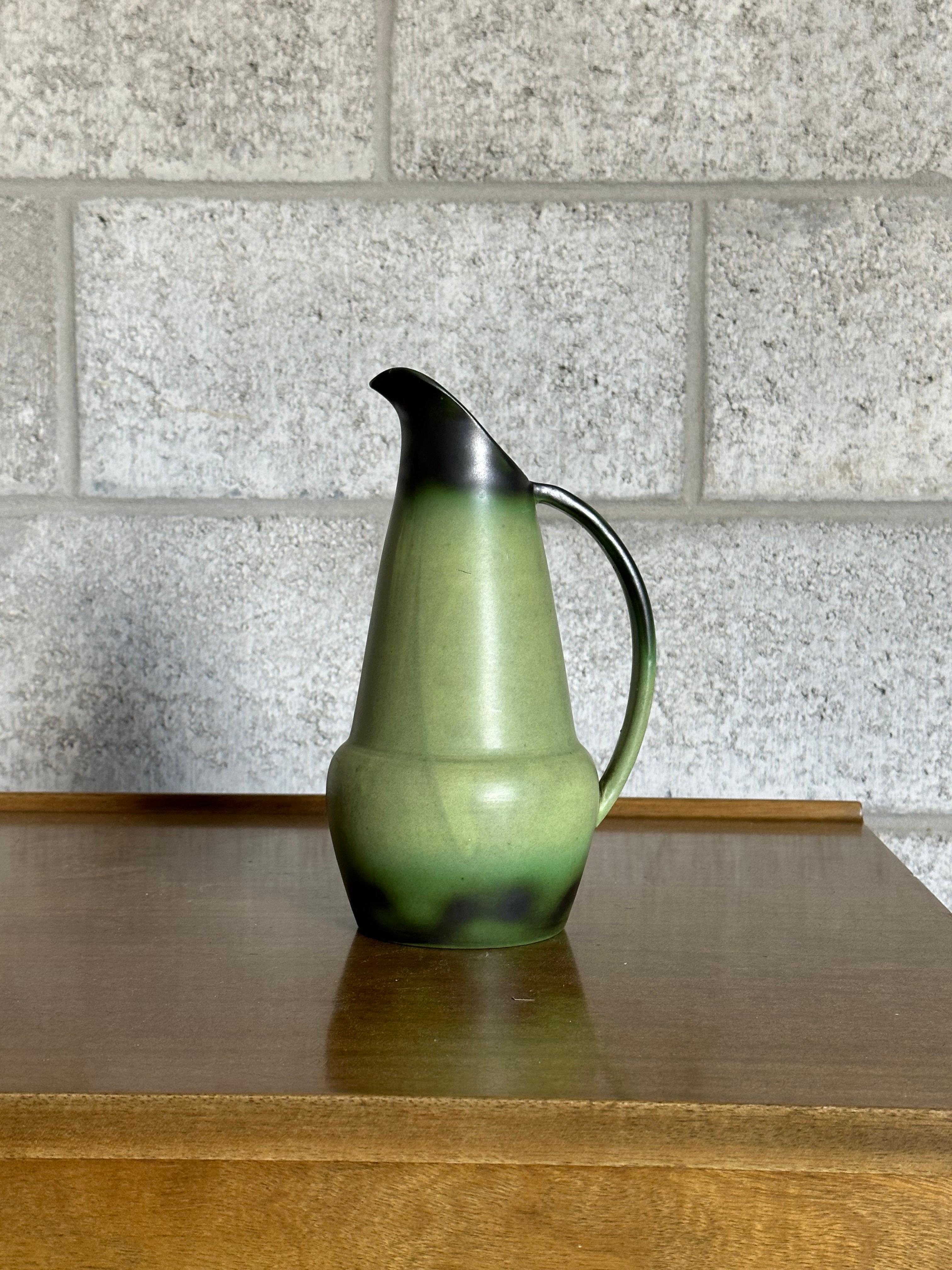 Un grande vaso a brocca art déco in ceramica con manico disegnato da Eva Jancke-Björk per Bo Fajans. Forma, smalto e dimensioni molto belle. Pronto per essere collocato in una varietà di stili interni 