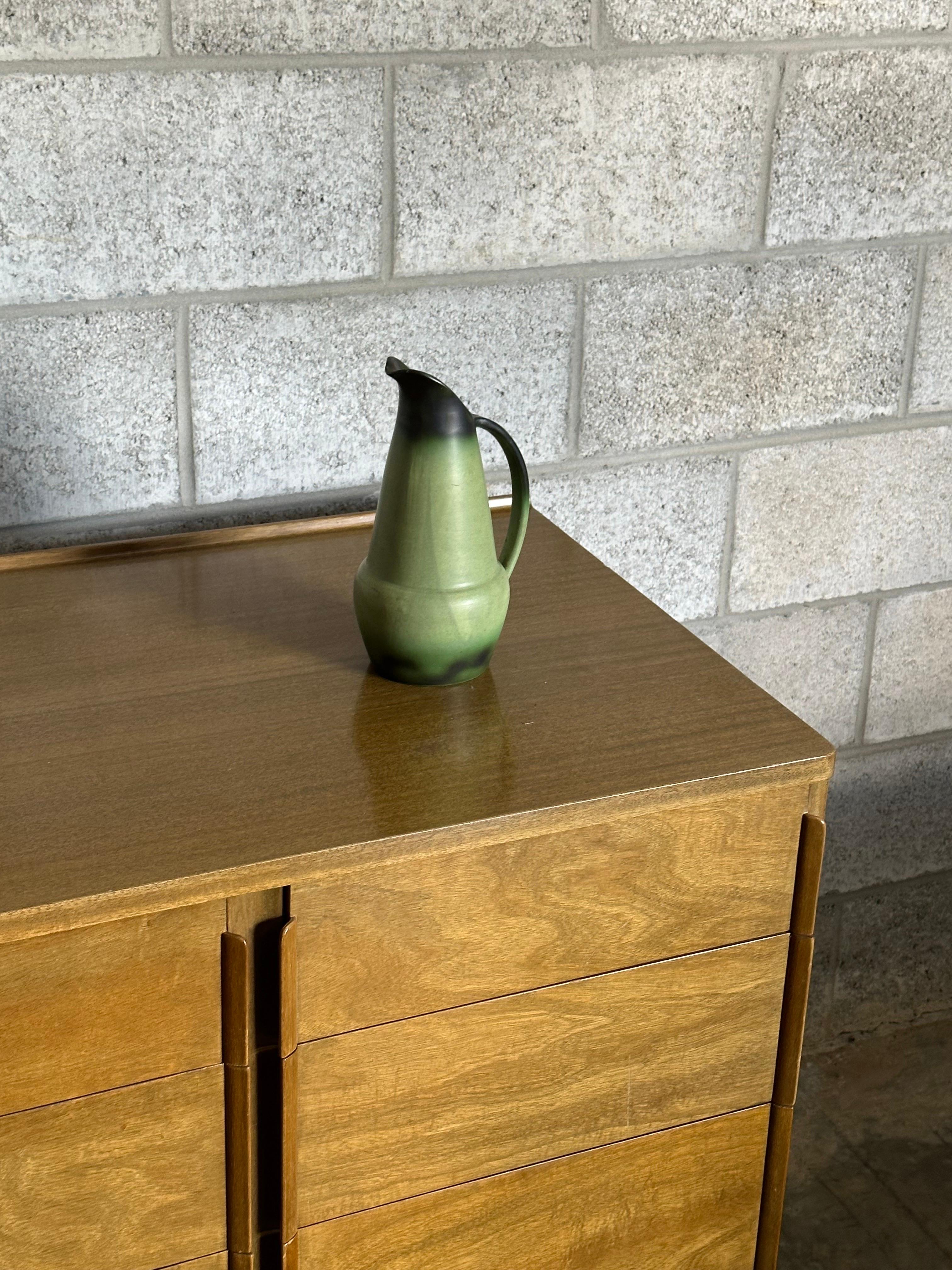 Mid-Century moderno Brocca in ceramica verde di Eva Jancke-Björk per Bo Fajans del 1940 in vendita