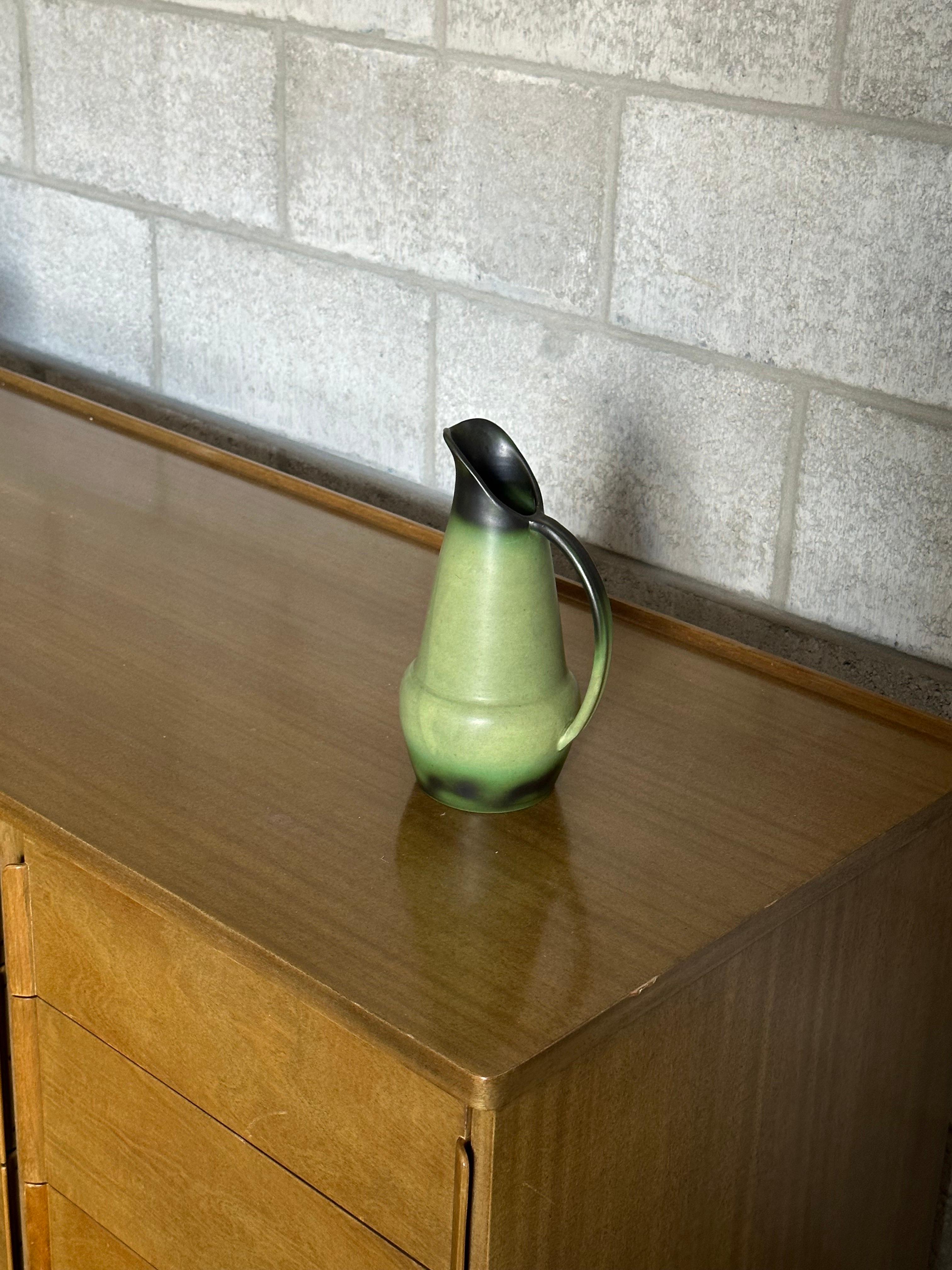 Svedese Brocca in ceramica verde di Eva Jancke-Björk per Bo Fajans del 1940 in vendita