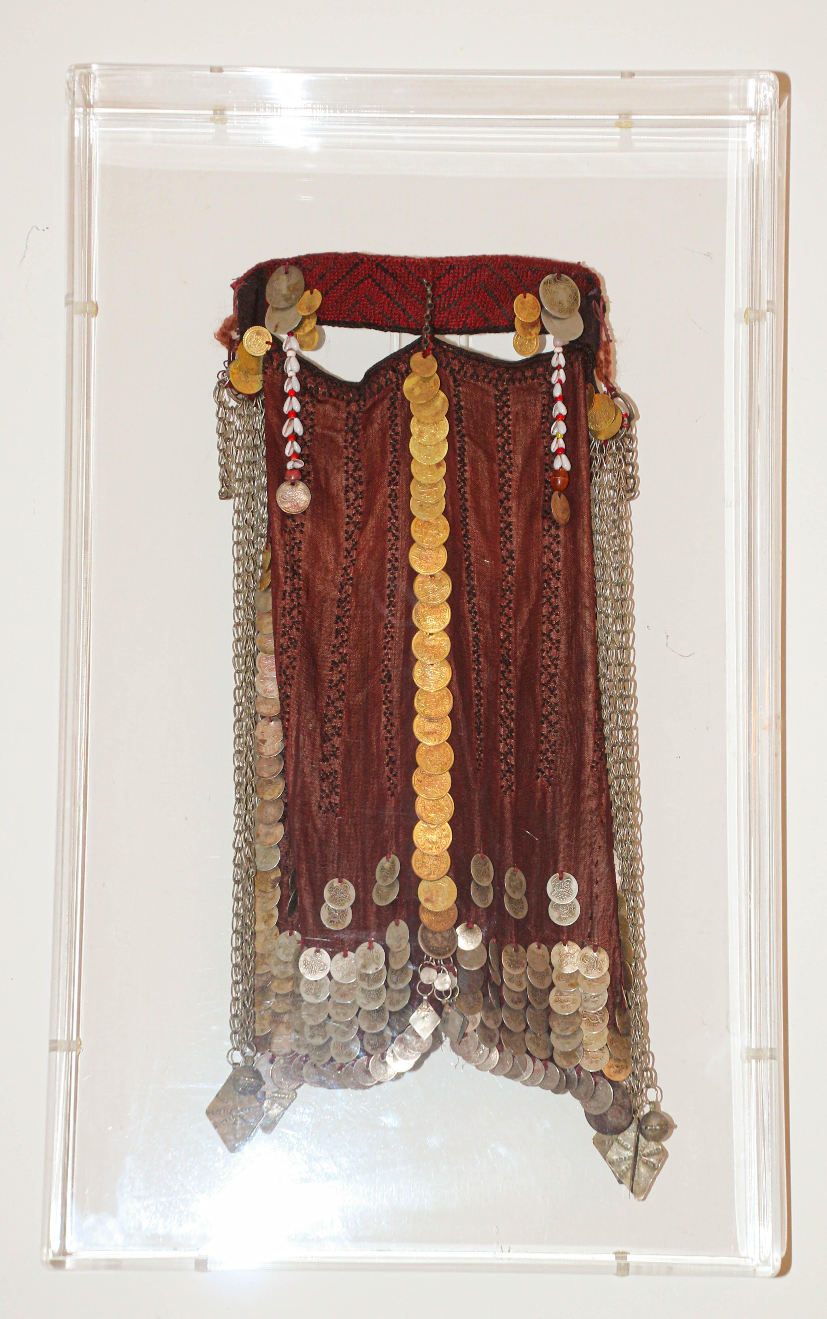 Traditional antique circa 1940s Collectible women face veil from the Sinai Bedouin Desert Garment Nikab framed in a lucite box.
Dimensions: Height: 25 in Width: 15.25 in Depth: 3.75 in.
Museum quality well preserved Middle Eastern Bedouin Egyptian