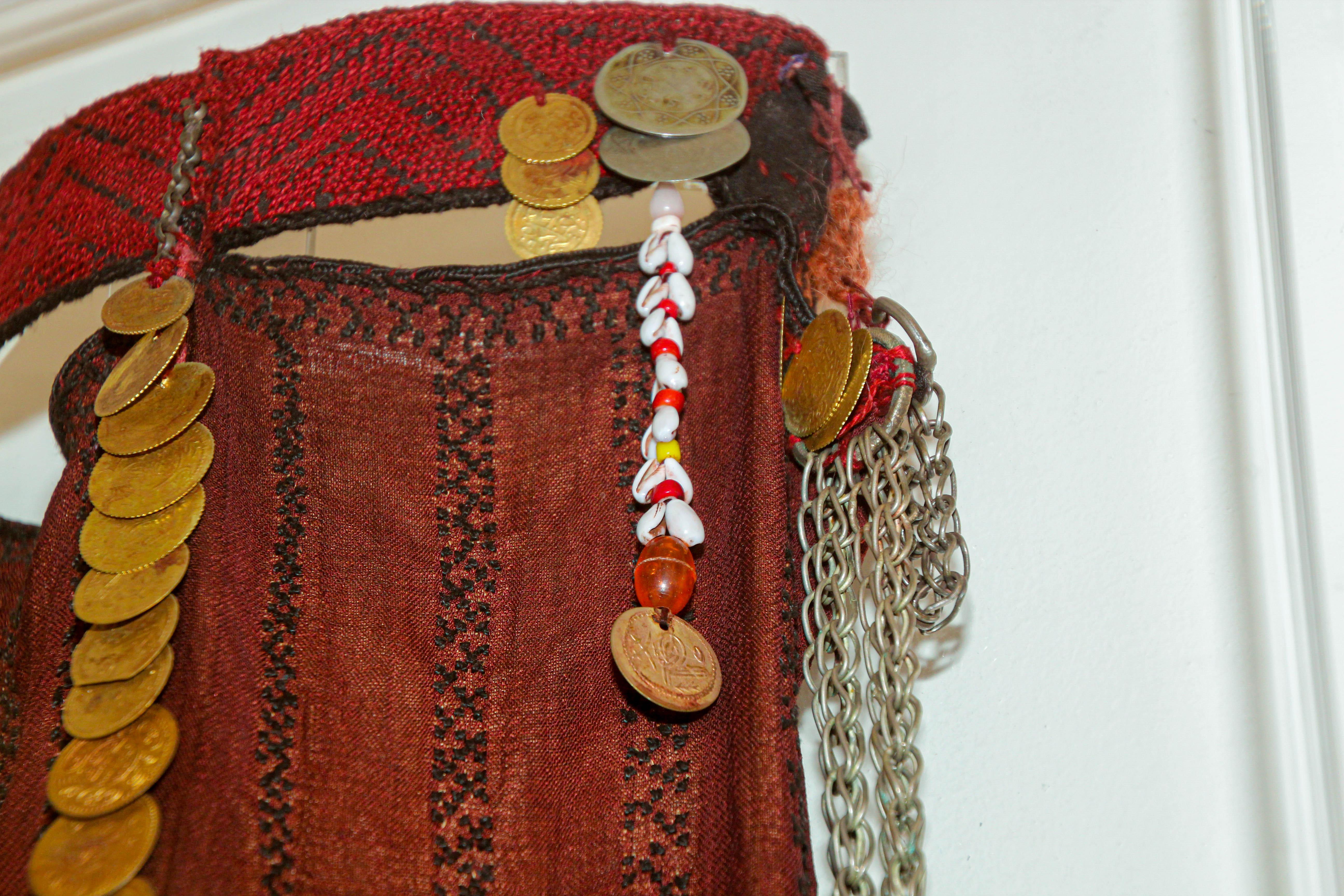 Voile à visage des années 1940, Sinai Bedouin Desert Garment encadré Nikab - Pièce de collection en vente 4