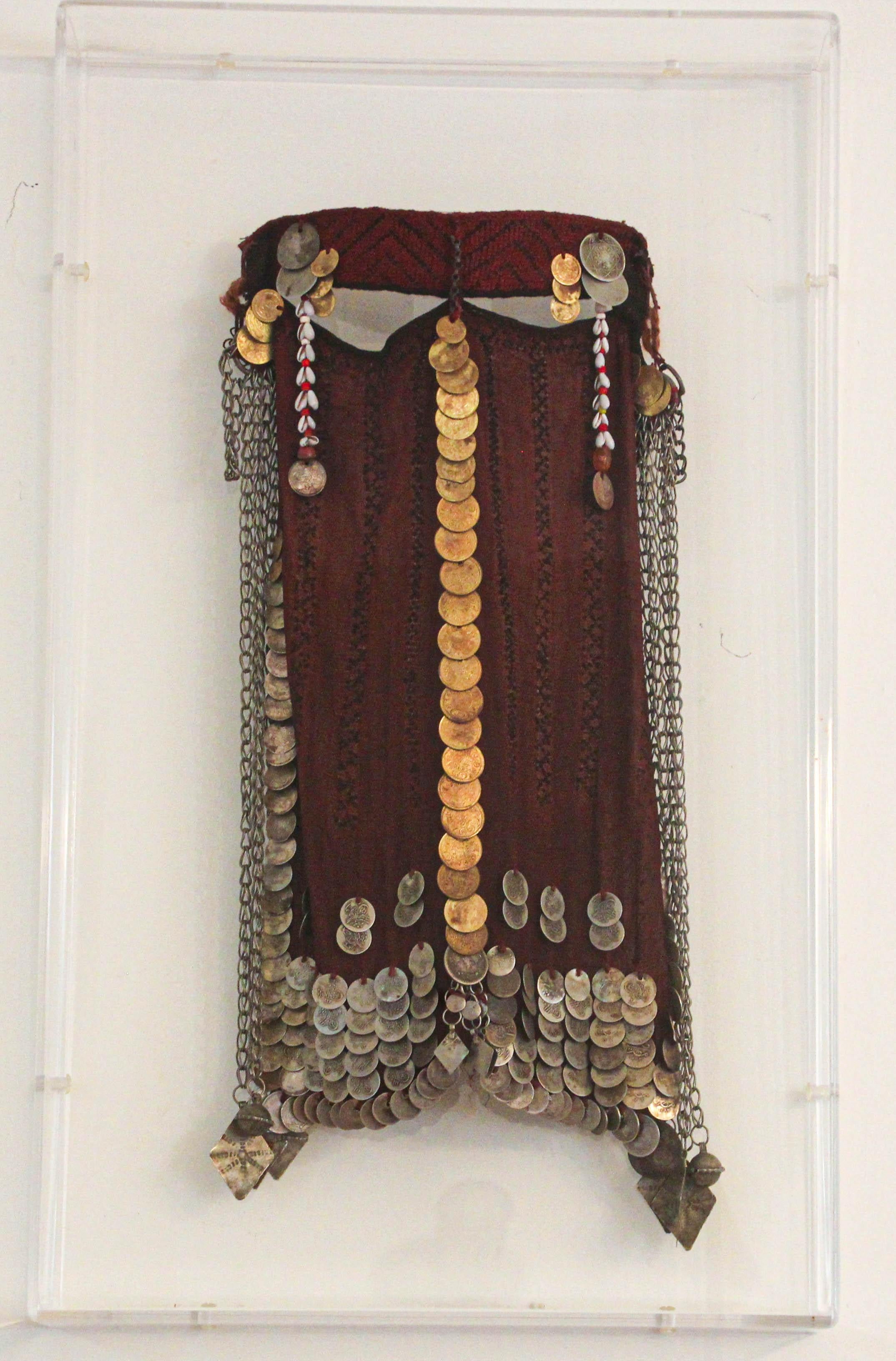 Voile à visage des années 1940, Sinai Bedouin Desert Garment encadré Nikab - Pièce de collection en vente 6