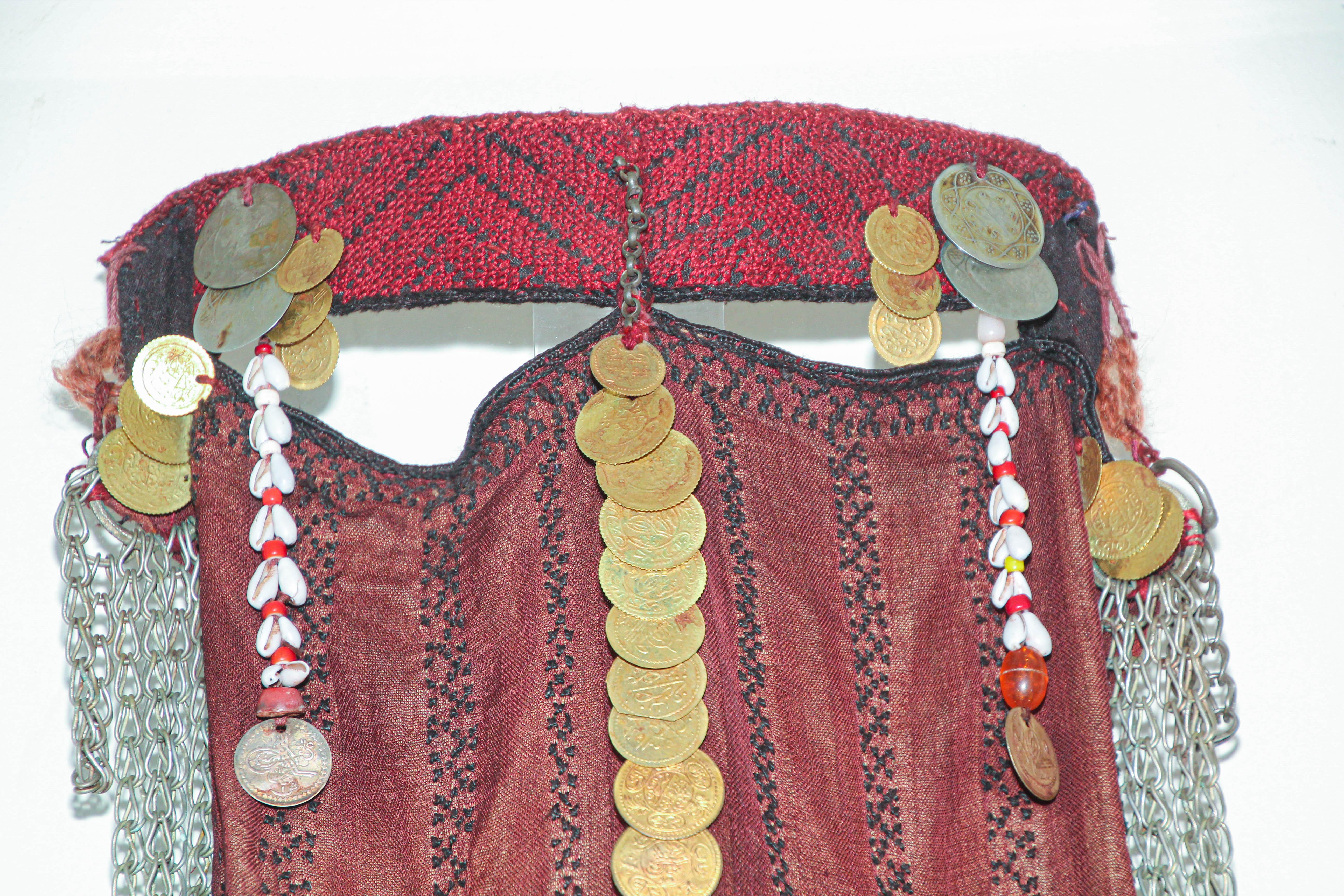 Artisanat Voile à visage des années 1940, Sinai Bedouin Desert Garment encadré Nikab - Pièce de collection en vente