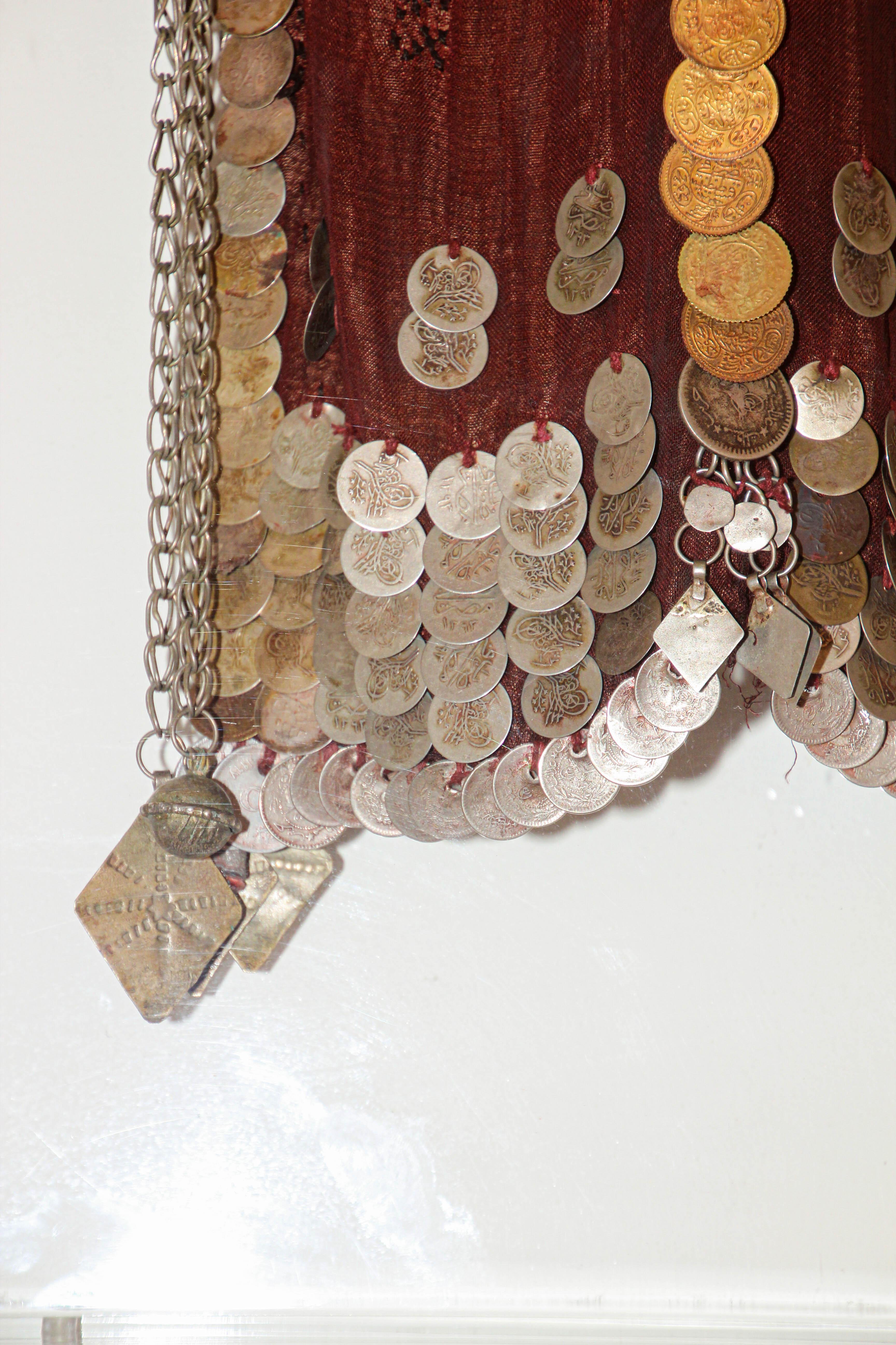 Brodé Voile à visage des années 1940, Sinai Bedouin Desert Garment encadré Nikab - Pièce de collection en vente